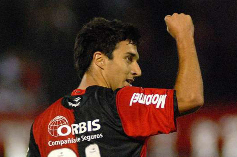 Hinchas del Inter de Porto Alegre le dan la bienvenida a Scocco