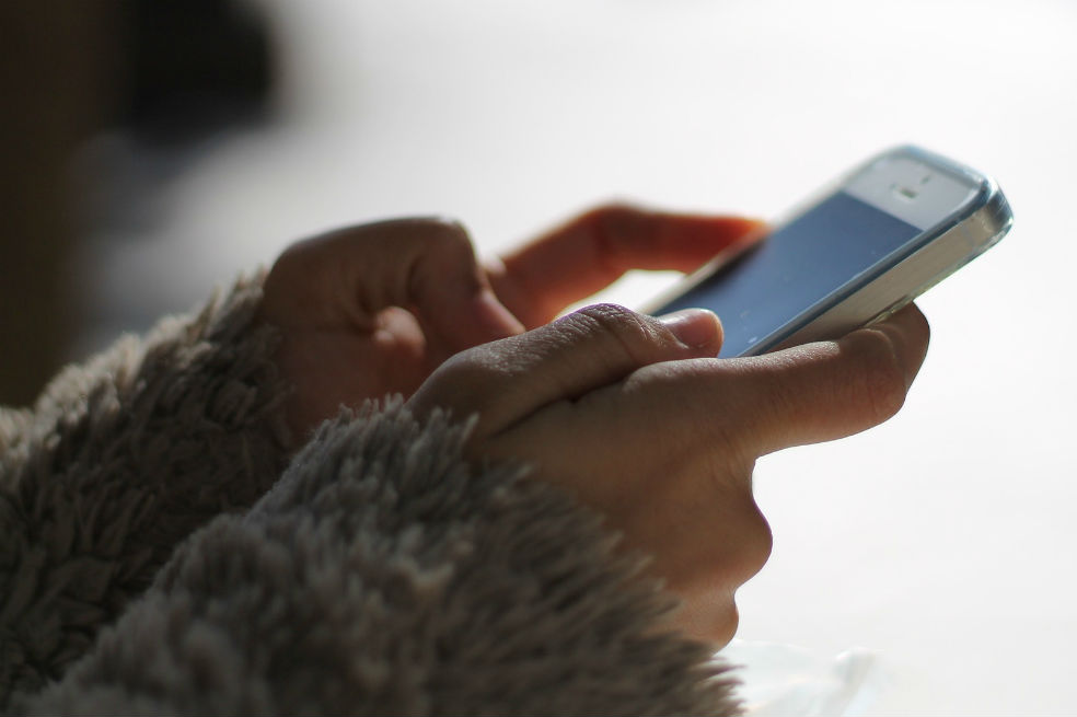 Mujer pide divorcio porque su esposo ignoraba sus mensajes de texto