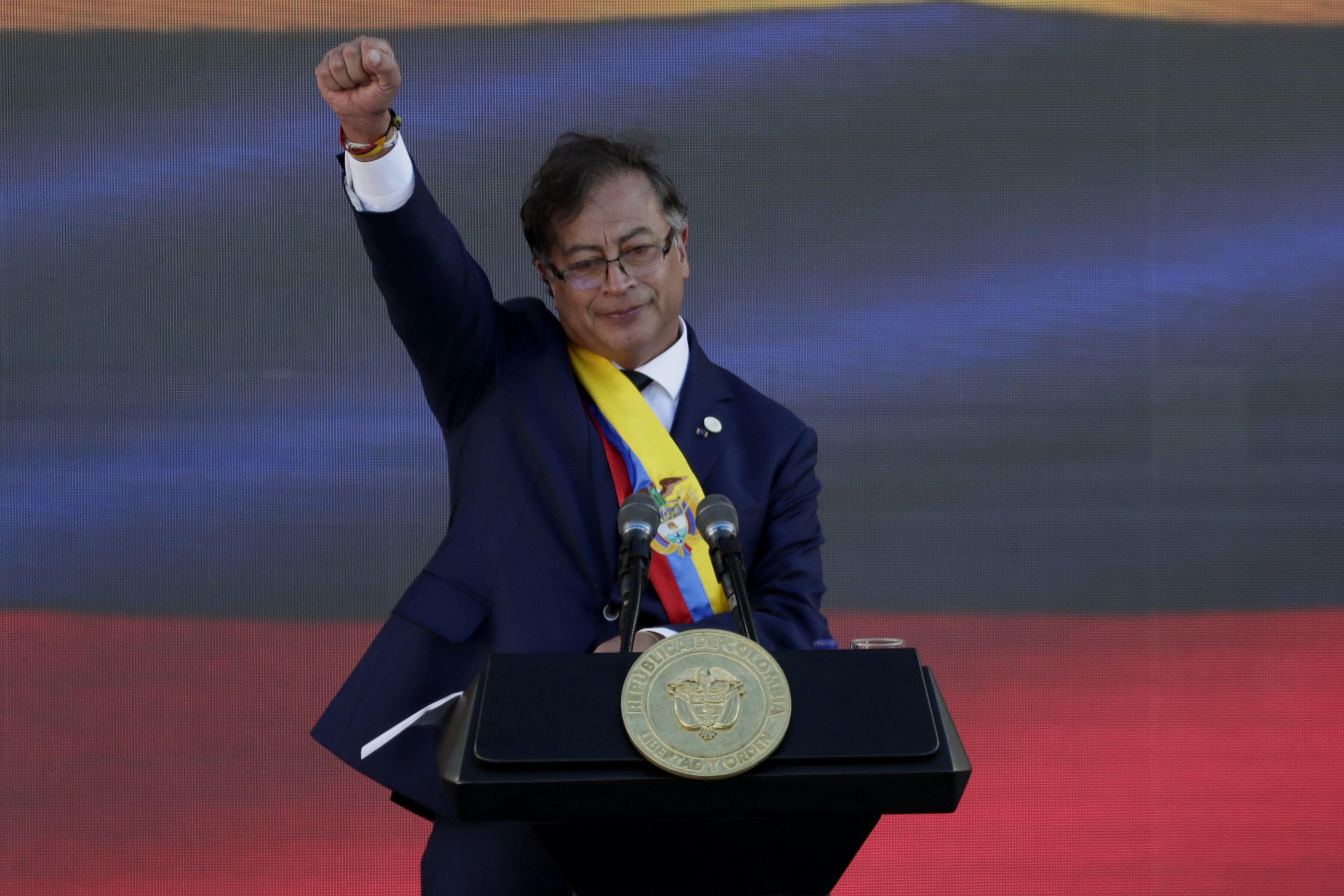 AME7949. BOGOTÁ (COLOMBIA), 07/08/2022.- El presidente de Colombia, Gustavo Petro, saluda luego de pronunciar su discurso de investidura hoy, en la Plaza Bolívar de Bogotá (Colombia). EFE/ Carlos Ortega