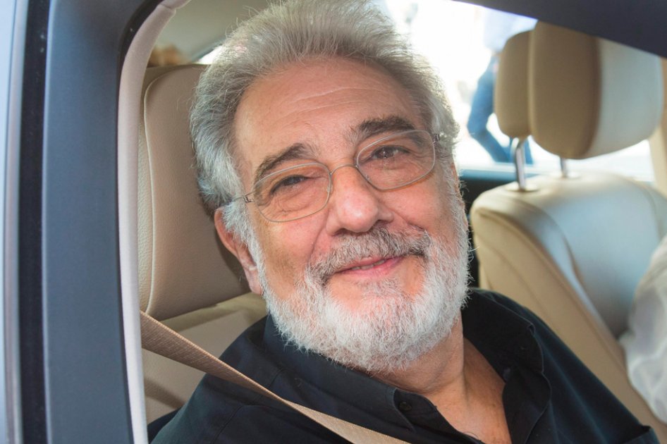 El tenor español Plácido Domingo sonríe a su llegada al Festival de Salzburgo.