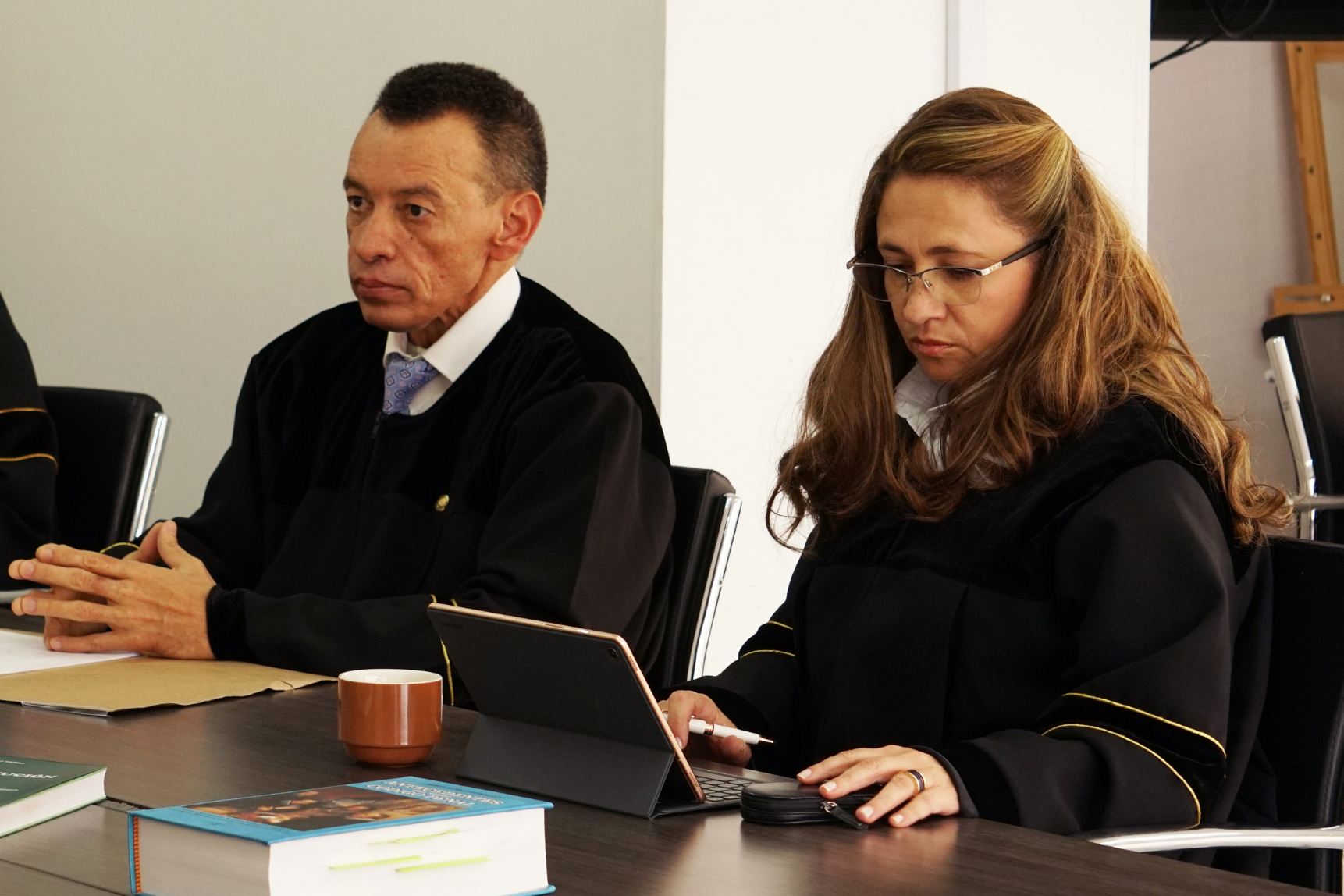 El magistrado Francisco Farfán y la magistrada Cristina Lomabana durante un encuentro de la Sala de Instrucción de la Corte Suprema de Justicia.
