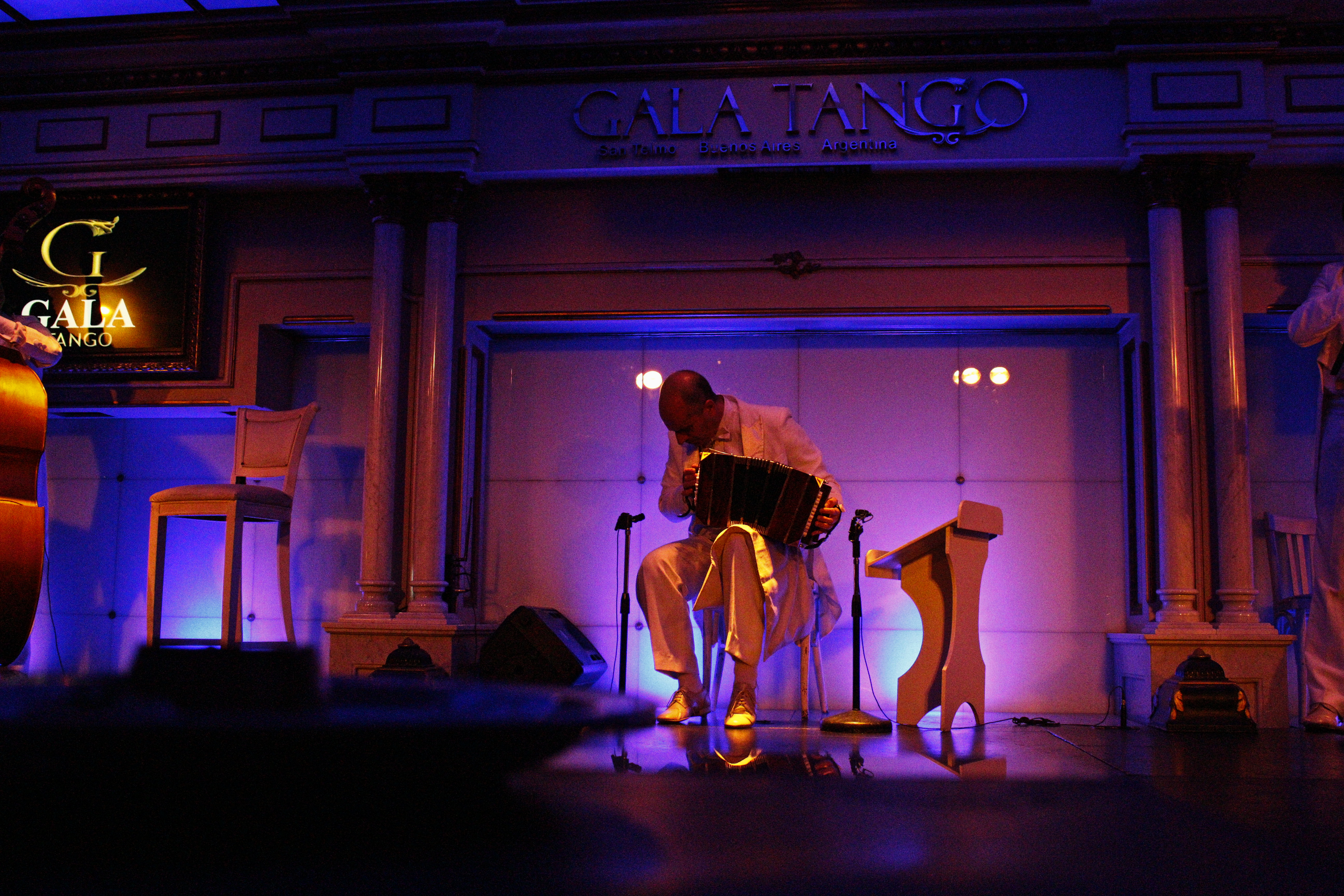 Además de su espectáculo principal, Tango Show Argentina / Familia Tango Show alberga un museo dedicado al tango, donde los visitantes pueden explorar la rica historia de este género a través de fotografías, vestimentas típicas, instrumentos antiguos y objetos históricos que pertenecieron a grandes figuras como Carlos Gardel y Astor Piazzolla.