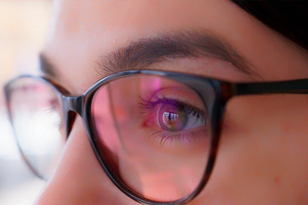 Ojo con tus ojos: así afecta el uso prolongado de pantallas electrónicas a tu vista