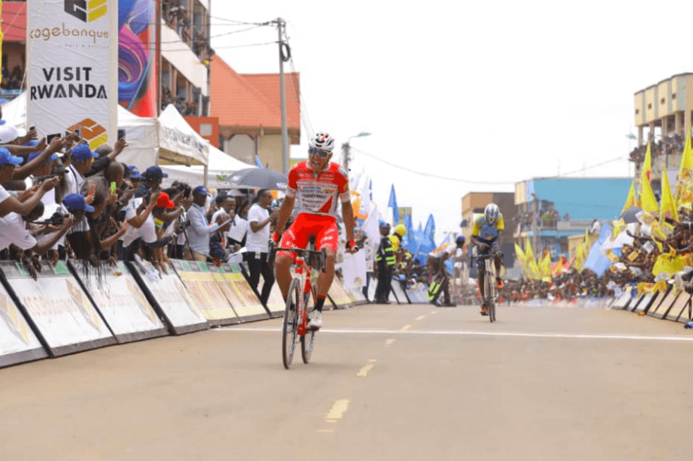 Restrepo tras imponerse en el embalaje. / Tour de Ruanda