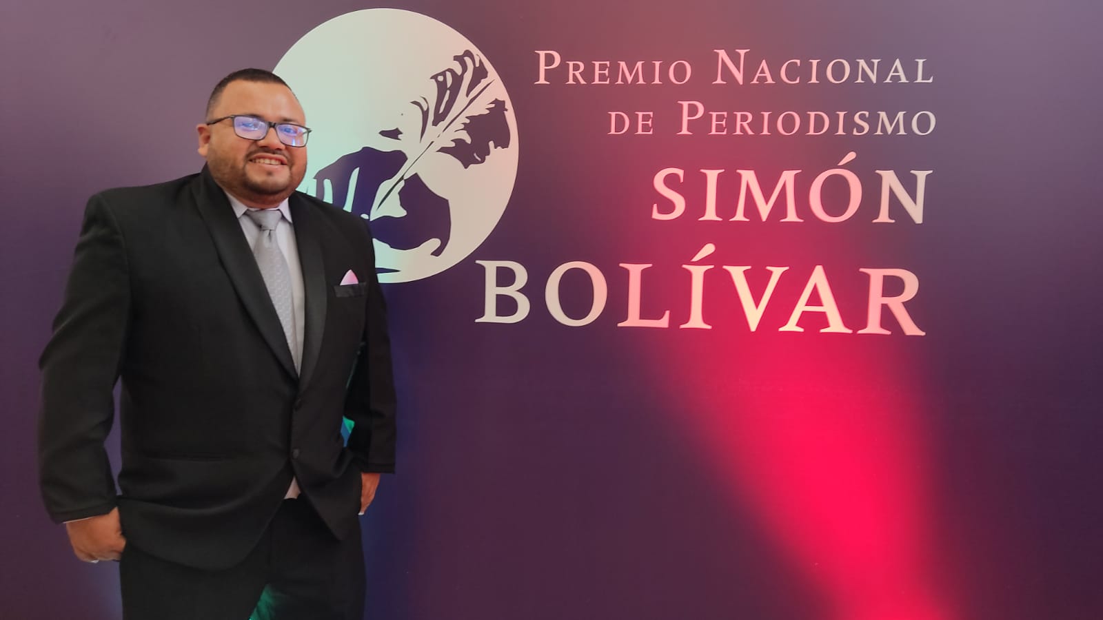 Rosember Anaya, director de la emisora de paz de San Jacinto, recibiendo el premio Simón Bolívar de periodismo.