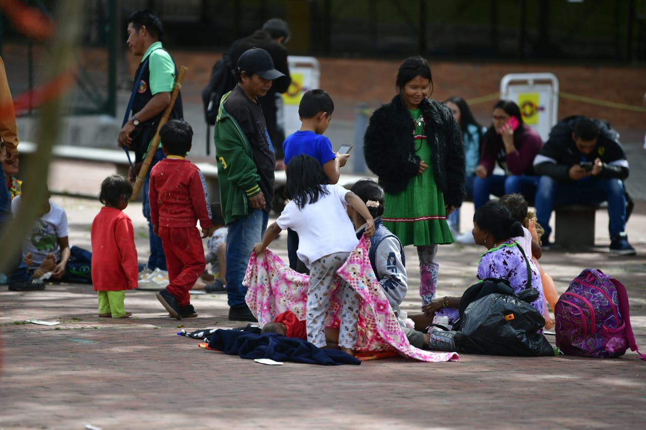 Aunque en la terminal de Bogotá los indígenas recibieron atención por parte de la Defensoría del Pueblo y otros entes, el colectivo ancestral decidió trasladarse al Parque Tercer Milenio.