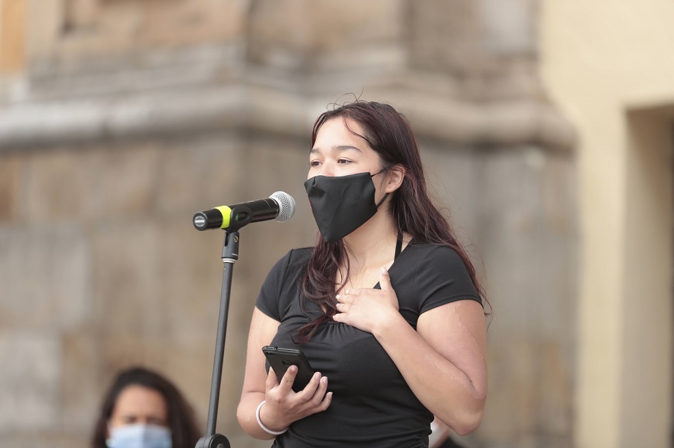 Mujer familiar víctima de la violencia en las manifestaciones en Bogotá.