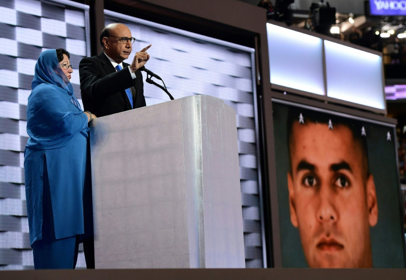 Khizr Khan y su esposa contaron la historia de su hijo en Irak. /AFP