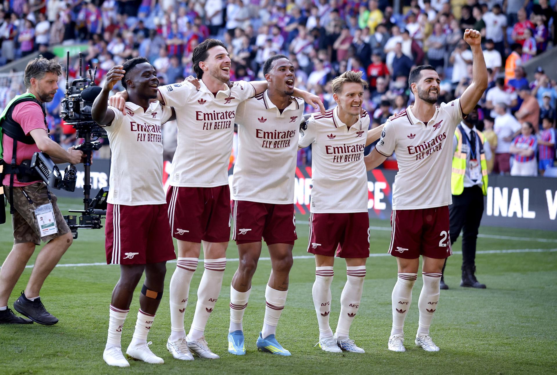 LONDON (United Kingdom), 24/05/2026.- Arsenal players (from L) Bukayo Saka, Declan Rice, Gabriel Magalhaes, Martin Odegaard and Mikel Merino at the end of the English Premier League match Crystal Palace against Arsenal FC, in London, Britain, 24 May 2026. Arsenal won 2-1. Arsenal will receive the Premier League trophy after the match, their first Premier League title in 22 years. (Reino Unido, Londres) EFE/EPA/TOLGA AKMEN EDITORIAL USE ONLY. No use with unauthorized audio, video, data, fixture lists, club/league logos, 'live' services or NFTs. Online in-match use limited to 120 images, no video emulation. No use in betting, games or single club/league/player publications.
