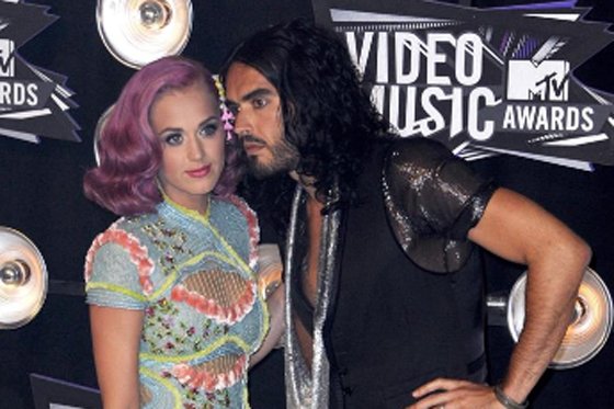 Katy Perry se esconde bajo la mesa para no encontrarse con su ex