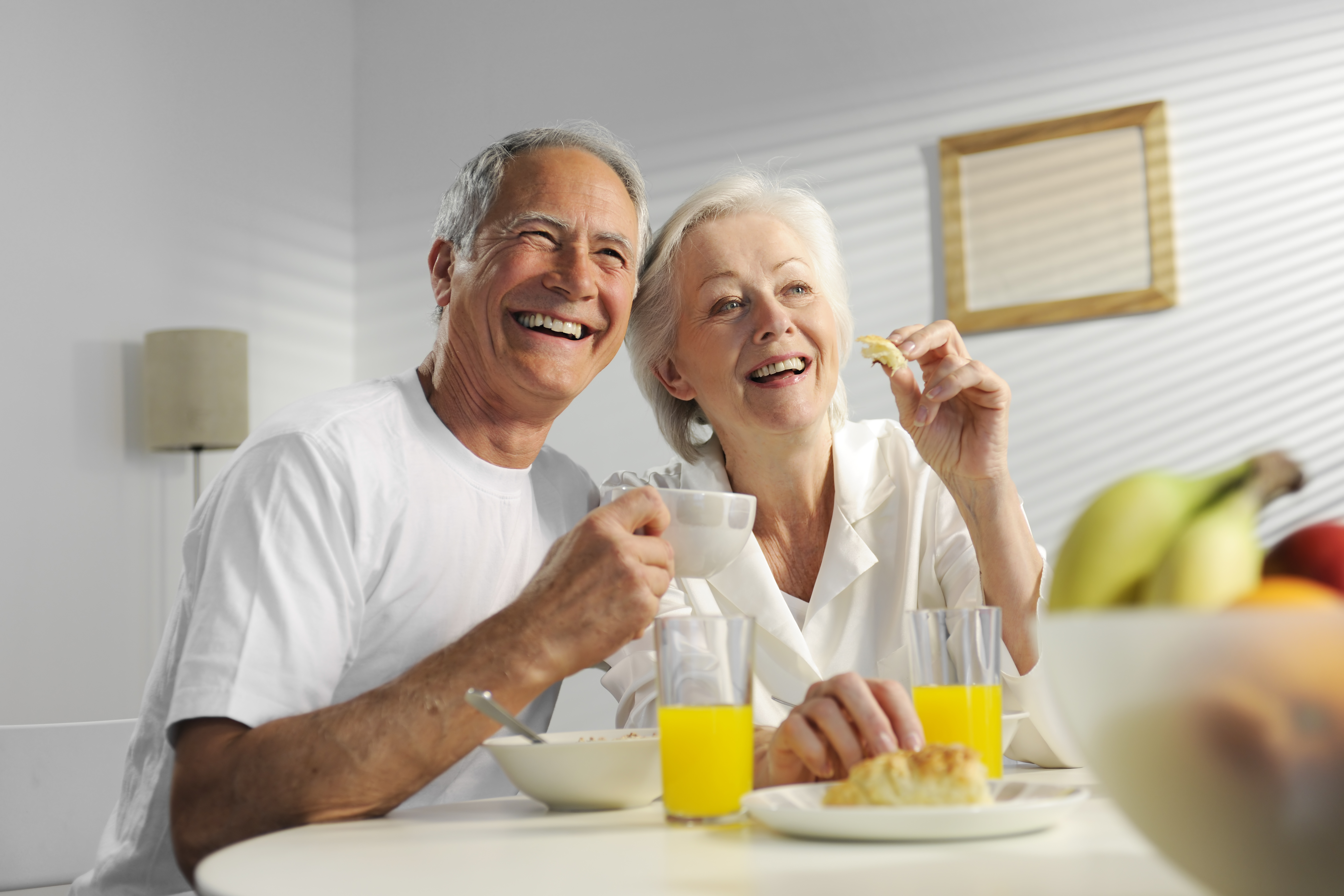 Imagen de dos adultos mayores desayunando.