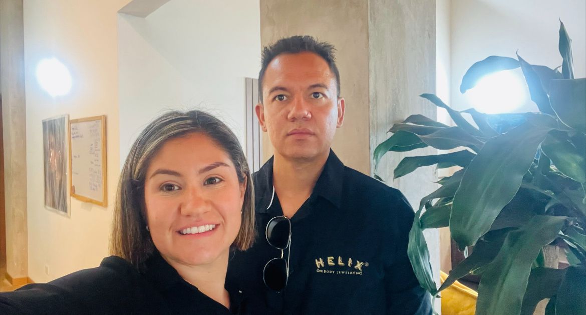 Los esposos que crearon una tienda en línea de “piercings” en Colombia