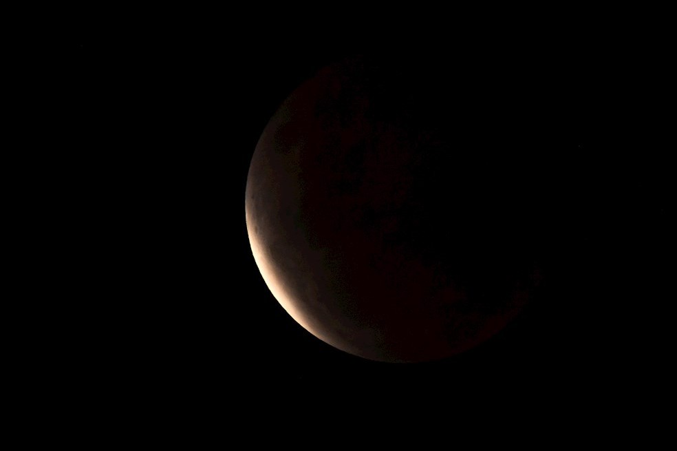 Parte de cómo se vio el eclipse lunar y la superluna en Australia.