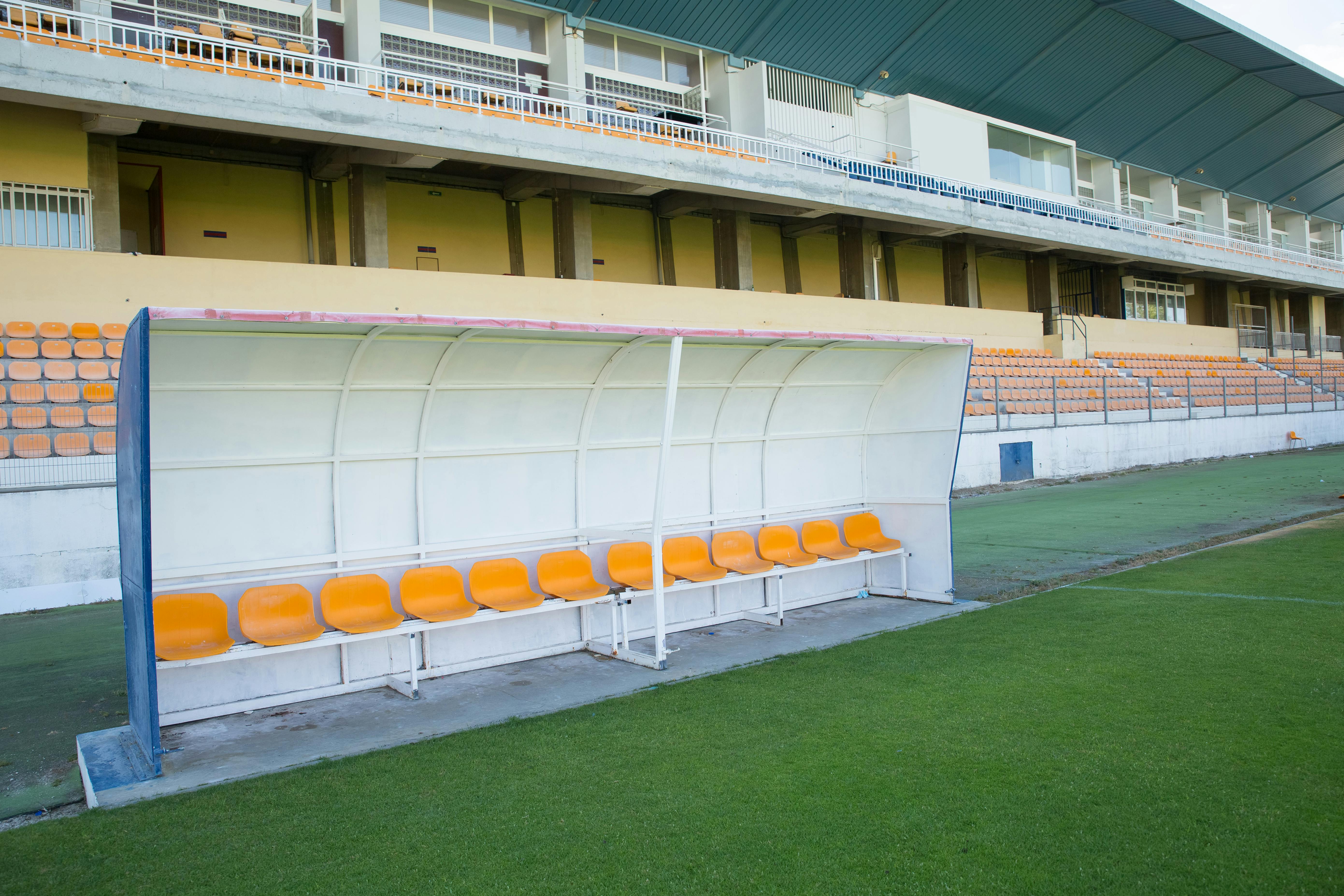 Imagen de referencia de un banco en un estadio.