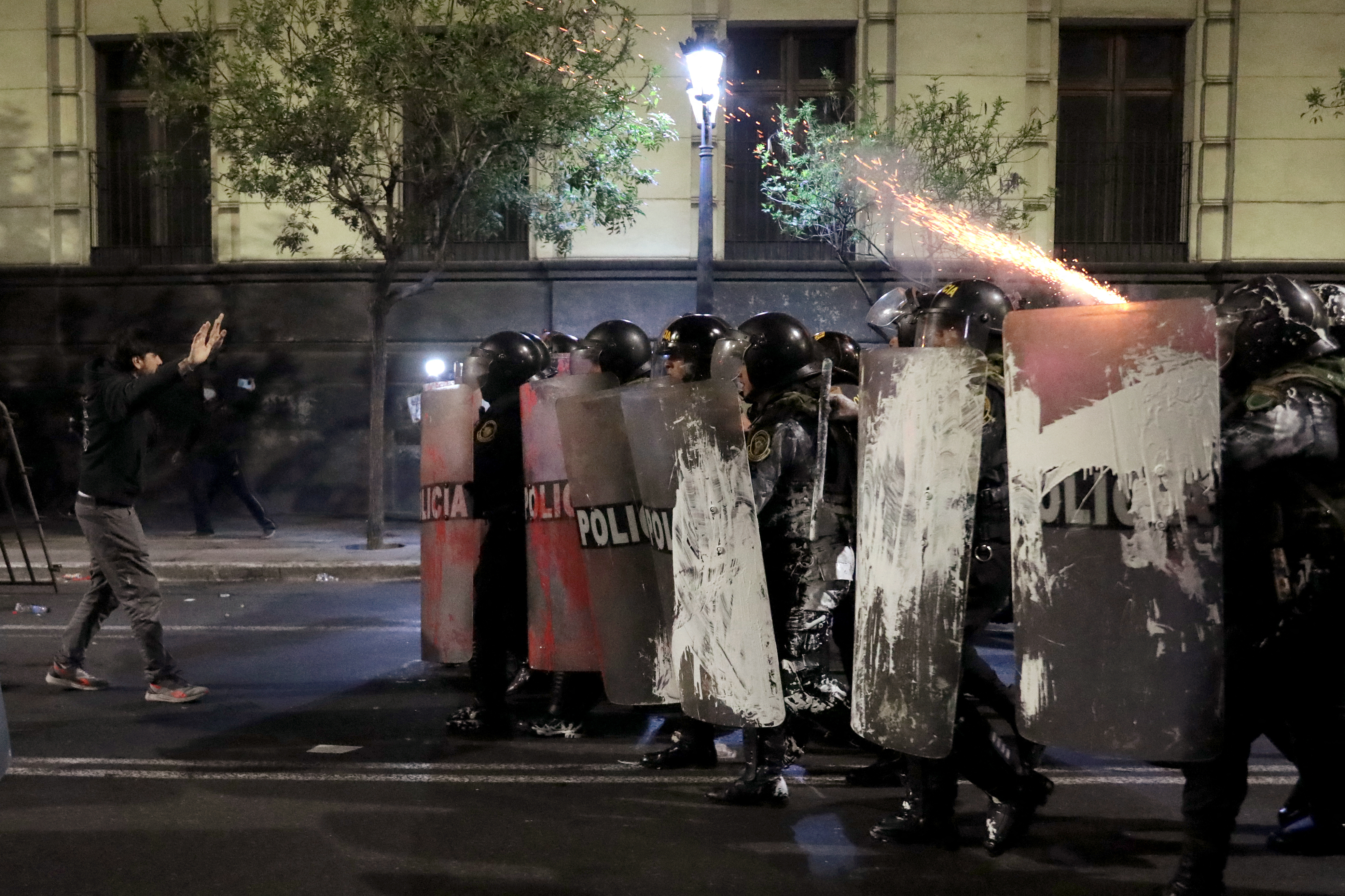 Manifestante muere tras disparo policial en protesta en Perú