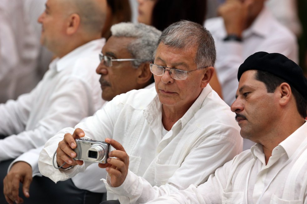 Los jefes guerrilleros de las Farc, ayer en La Habana, Rodrigo Granda y Henry Castellanos Garzón, alias “Romaña”. / EFE