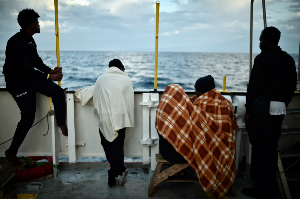 En imágenes: Un día en un barco que rescata migrantes en el Mediterráneo