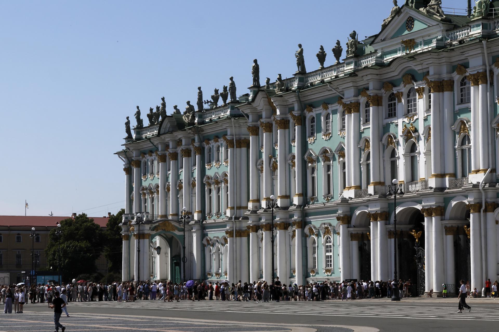 Detienen a un hombre en San Petersburgo por sentarse en el Trono Imperial ruso del Hermitage