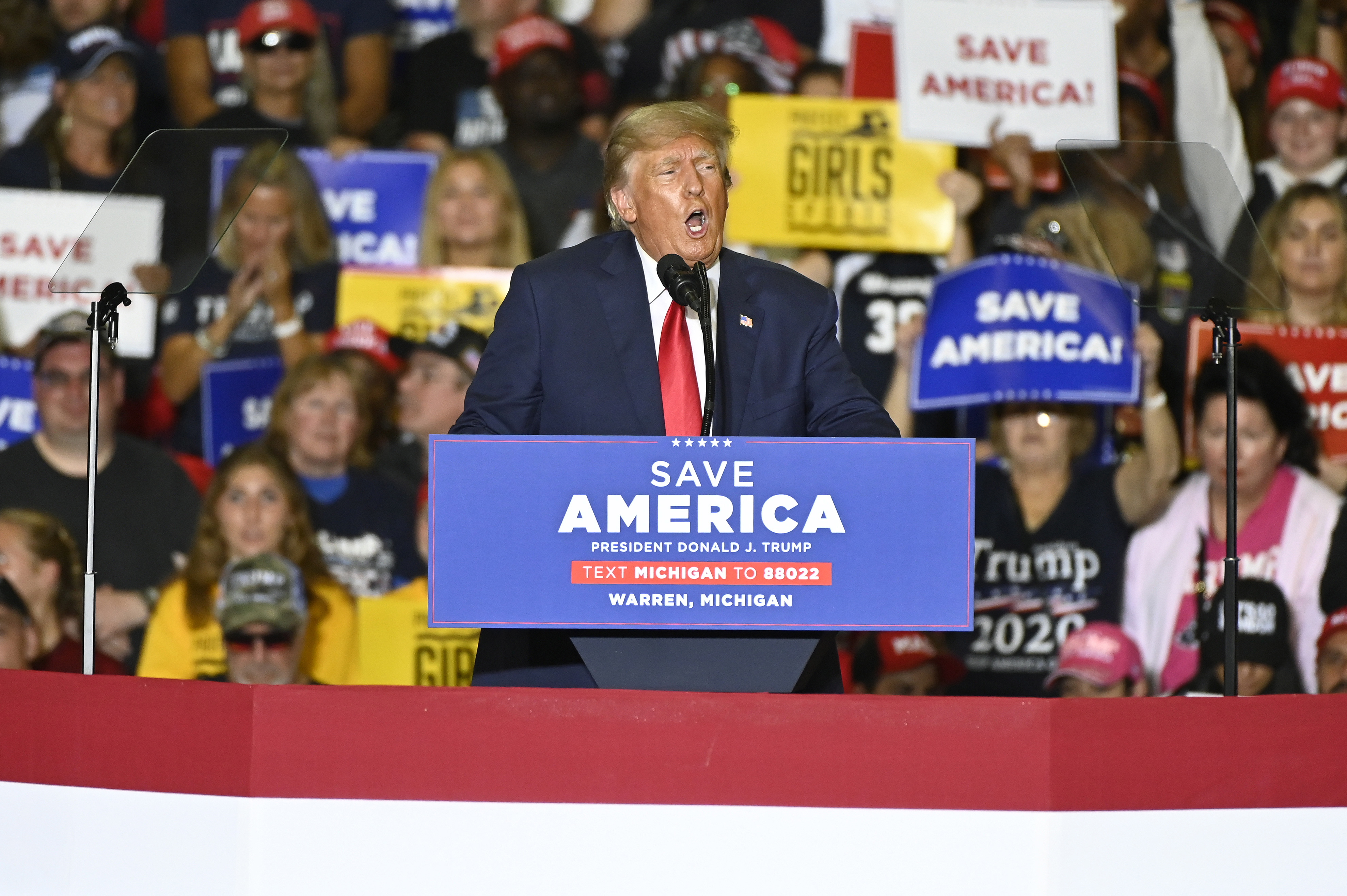 Warren (United States), 01/10/2022.- Former US President Donald Trump addresses the crowd at a Save America rally at the Macomb Community College, Sports & Expo Center in Warren, Michigan, USA, 01 October 2022. Trump is holding rallys for congressional candidates he supports in the run-up to the mid-term elections. (Elecciones, Estados Unidos) EFE/EPA/JOSE JUAREZ