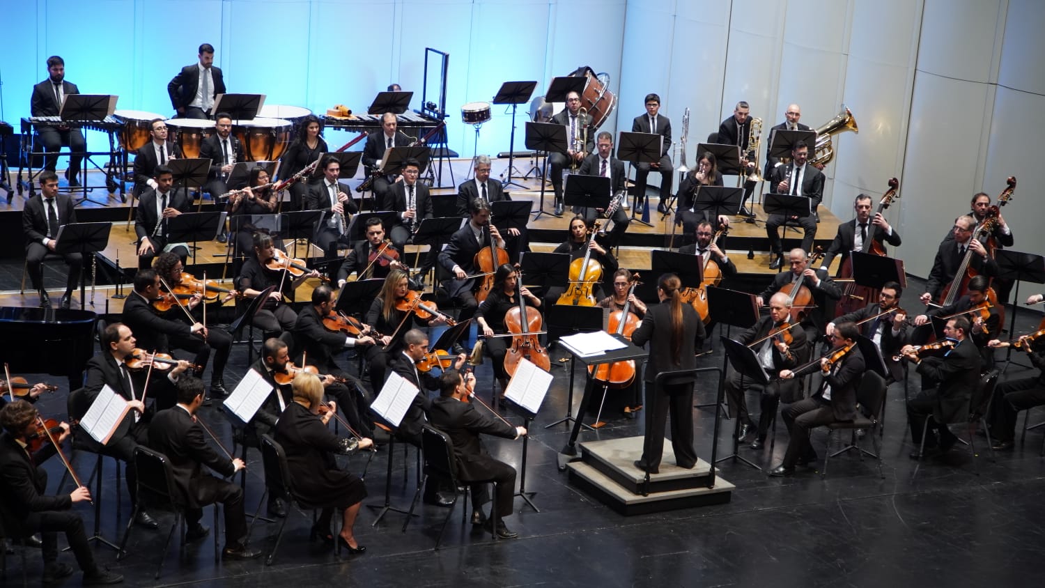 La maestra colombiana Ana María Patiño, de 26 años, dirigiendo la Orquesta Sinfónica del Sodre.