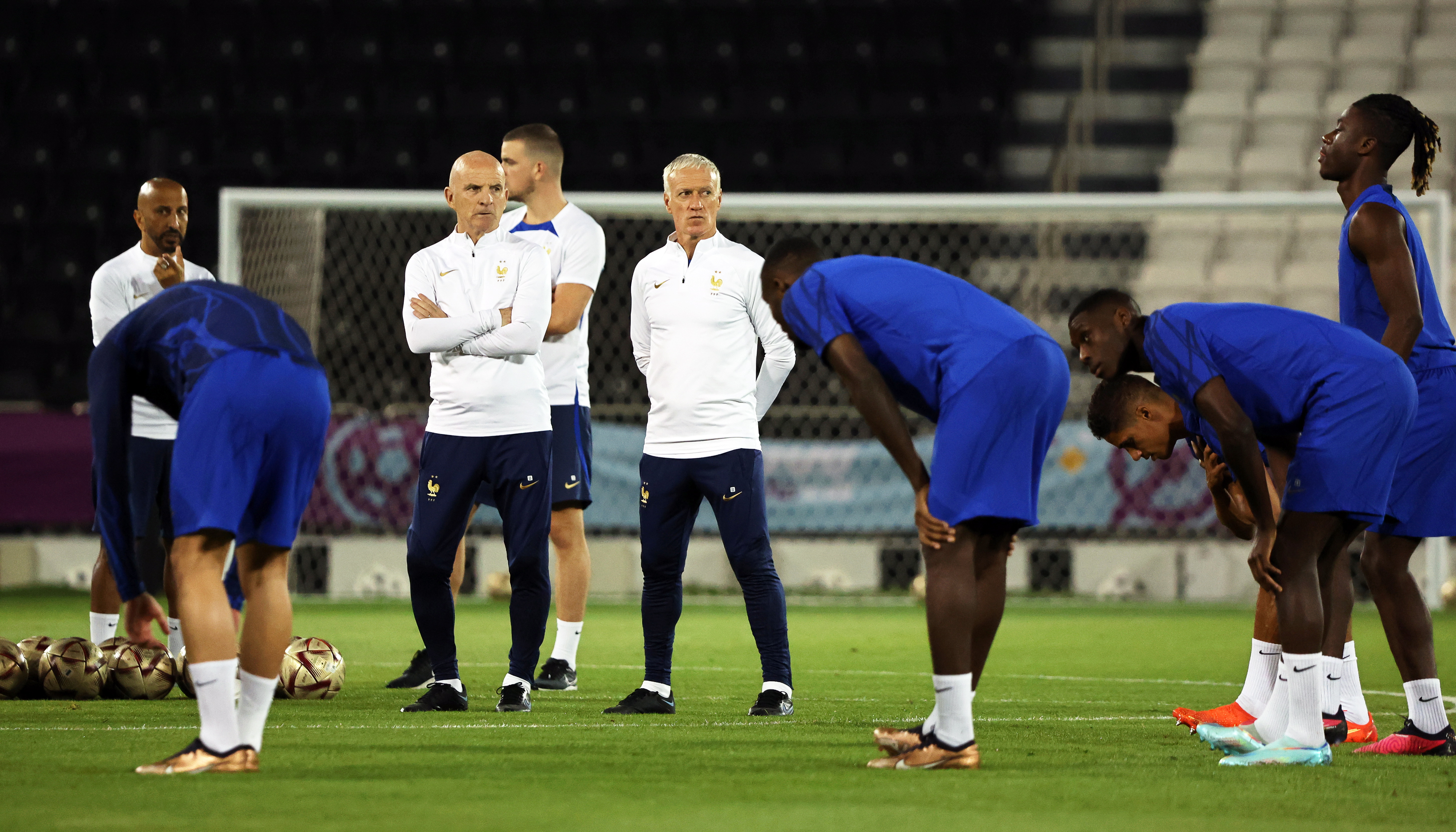 Doha (Qatar), 13/12/2022.- France's head coach Didier Deschamps (C) leads his team's training session in Doha, Qatar, 13 December 2022. France will face Morocco in their FIFA World Cup 2022 semi final soccer match on 14 December 2022. (Mundial de Fútbol, Francia, Marruecos, Catar) EFE/EPA/MARTIN DIVISEK