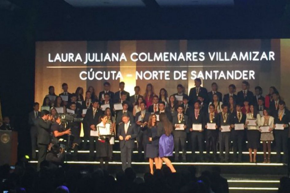 Gobierno premia a los 50 mejores bachilleres del país