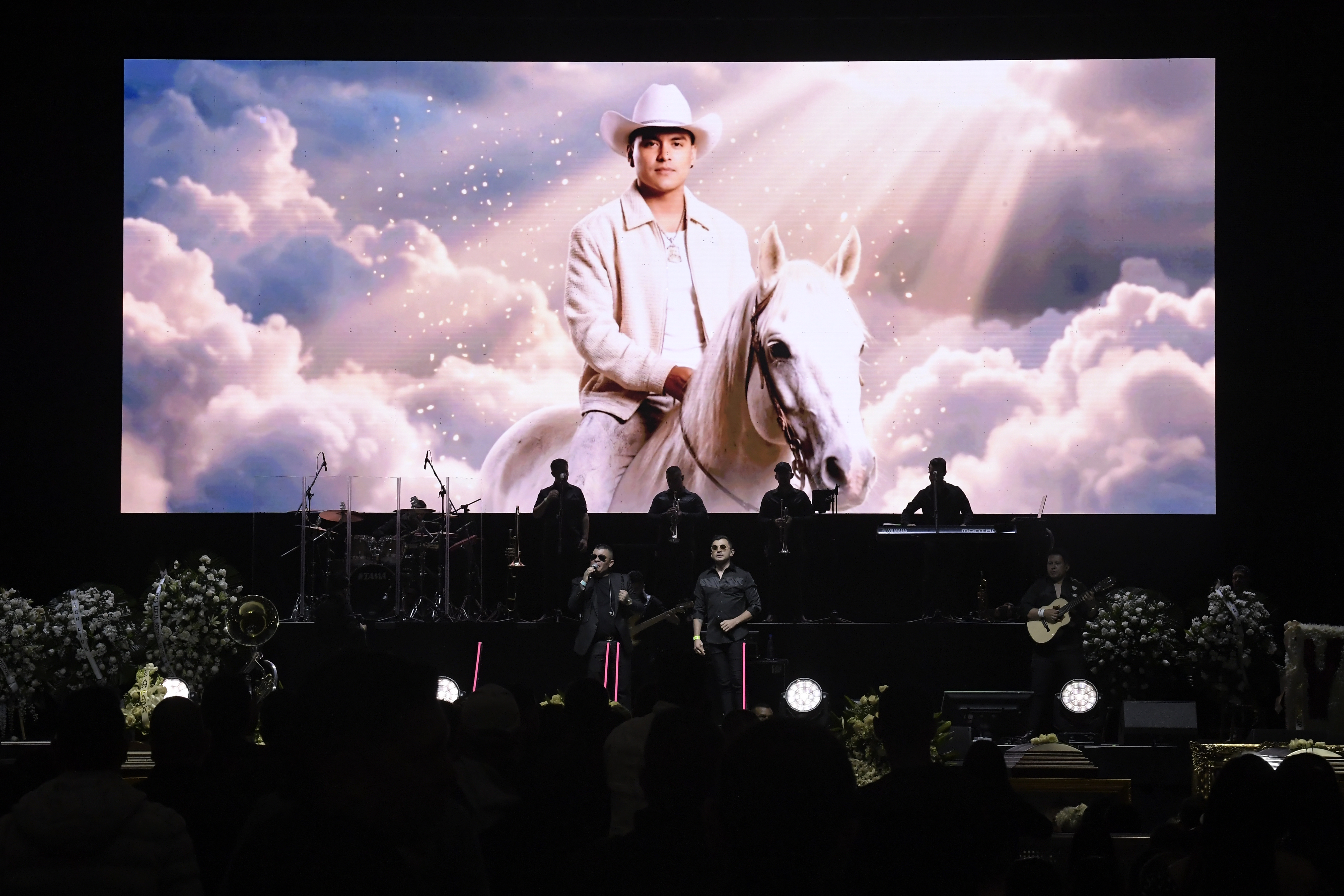 Homenaje en el Movistar Arena al artista Yeison Jiménez, quien el pasado sábado 10 de enero murió en un accidente aéreo, junto con cinco personas de su equipo; El homenaje conto con la participación de Pipe Bueno, Paola Jara, Jessi Uribe, Luis Alfonso, Arelys Henao, John Álex Castaño, entre otros artistas de música popular.