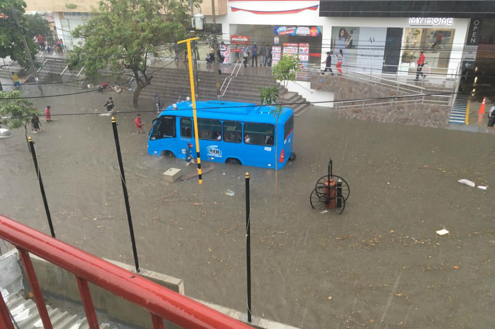 Decenas de afectados por desbordamiento del río Manzanares, en Santa Marta