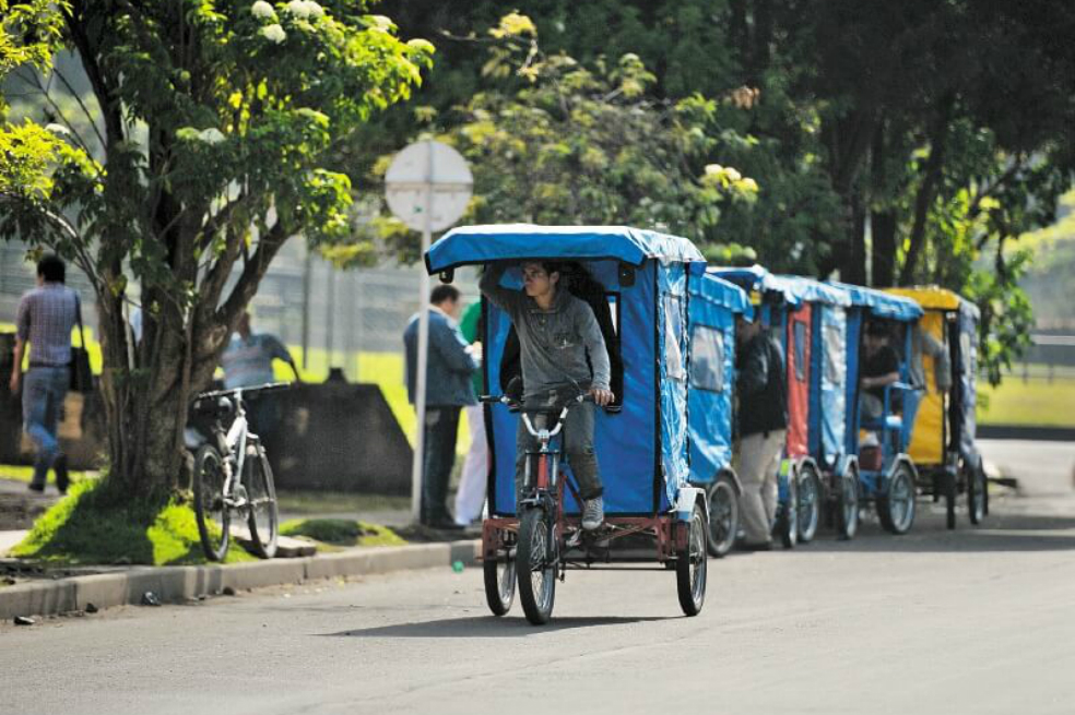 Bicitaxistas de Bogotá desconfían del proceso de formalización
