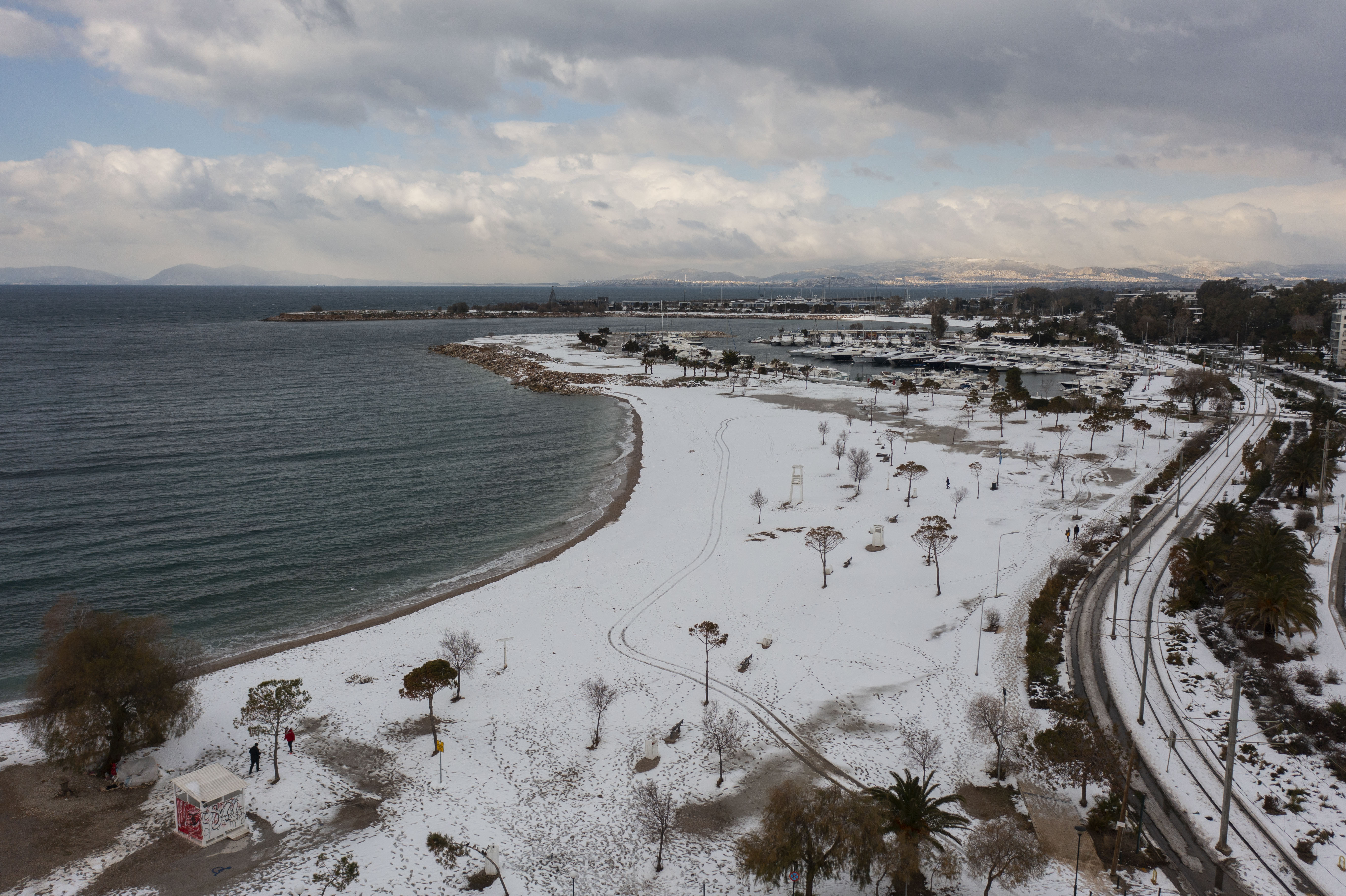 La costa sur de Atenas quedó bajo la nieve, que cayó en medio de ola de frío con temperaturas de hasta -14ºC en algunos lugares. La situación provocó cortes de energía eléctrica y de varias carreteras.