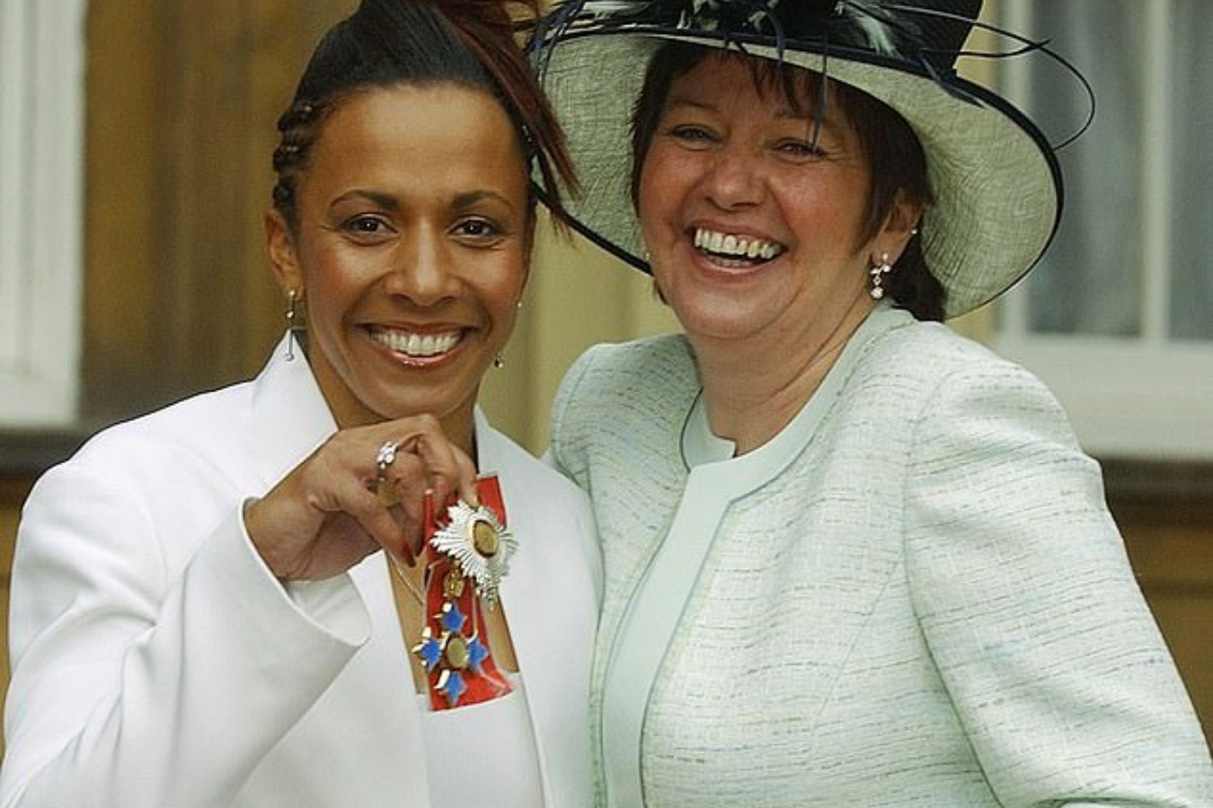 La atleta Kelly Holmes, triple medallista olímpica en Sídney 2000 y Atenas 2004, es la única deportista mujer que ha sido reconocida por la Corona. Además de su labor deportiva, Dame Holmes ha servido al más de 10 años al ejército británico.