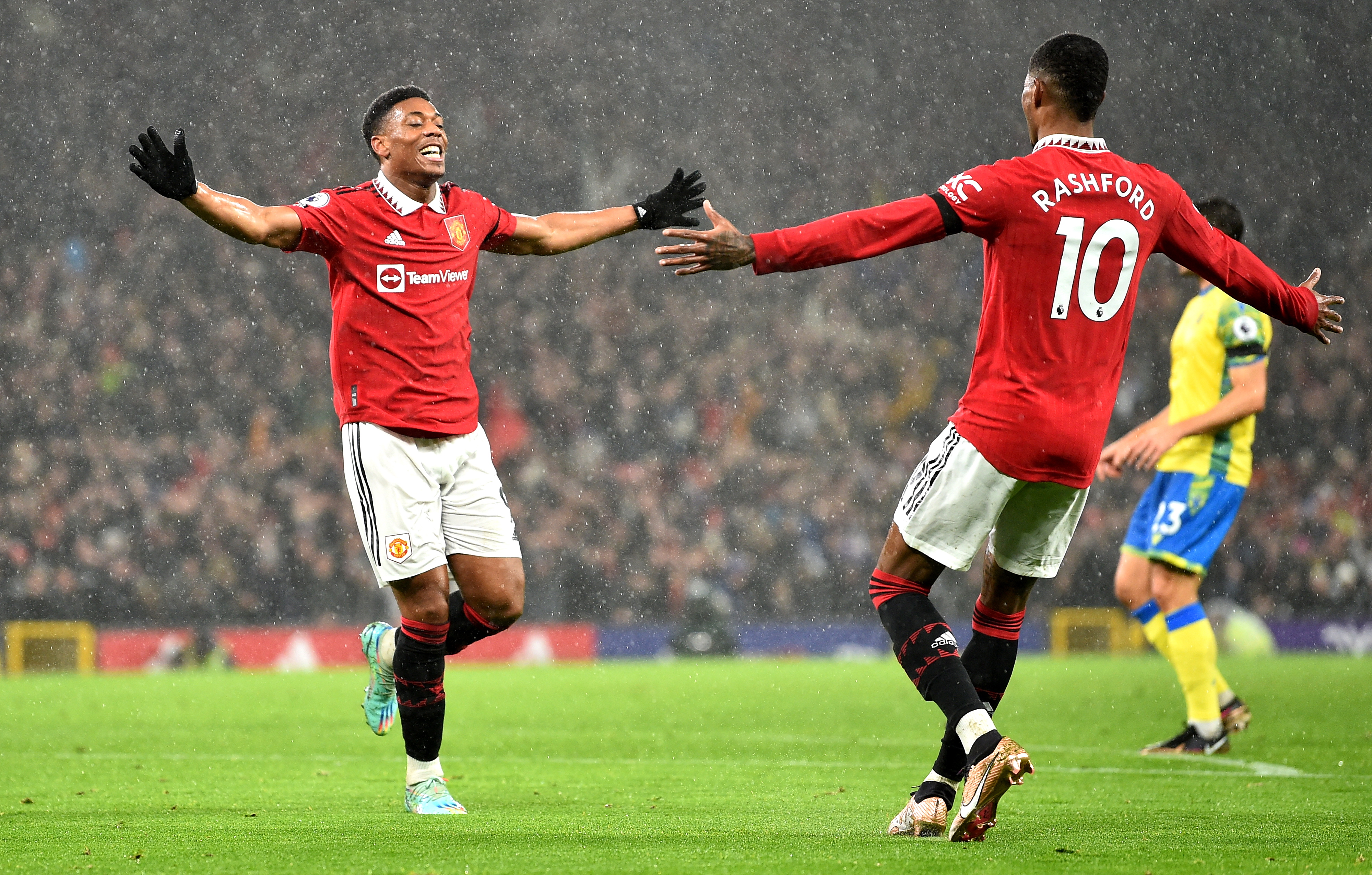 Manchester (United Kingdom), 27/12/2022.- Anthony Martial (L) of Manchester United celebrates with teammate Marcus Rashford after scoring the 2-0 during the English Premier League soccer match between Manchester United and Nottingham Forest in Manchester, Britain, 27 December 2022. (Reino Unido) EFE/EPA/Peter Powell EDITORIAL USE ONLY. No use with unauthorized audio, video, data, fixture lists, club/league logos or 'live' services. Online in-match use limited to 120 images, no video emulation. No use in betting, games or single club/league/player publications