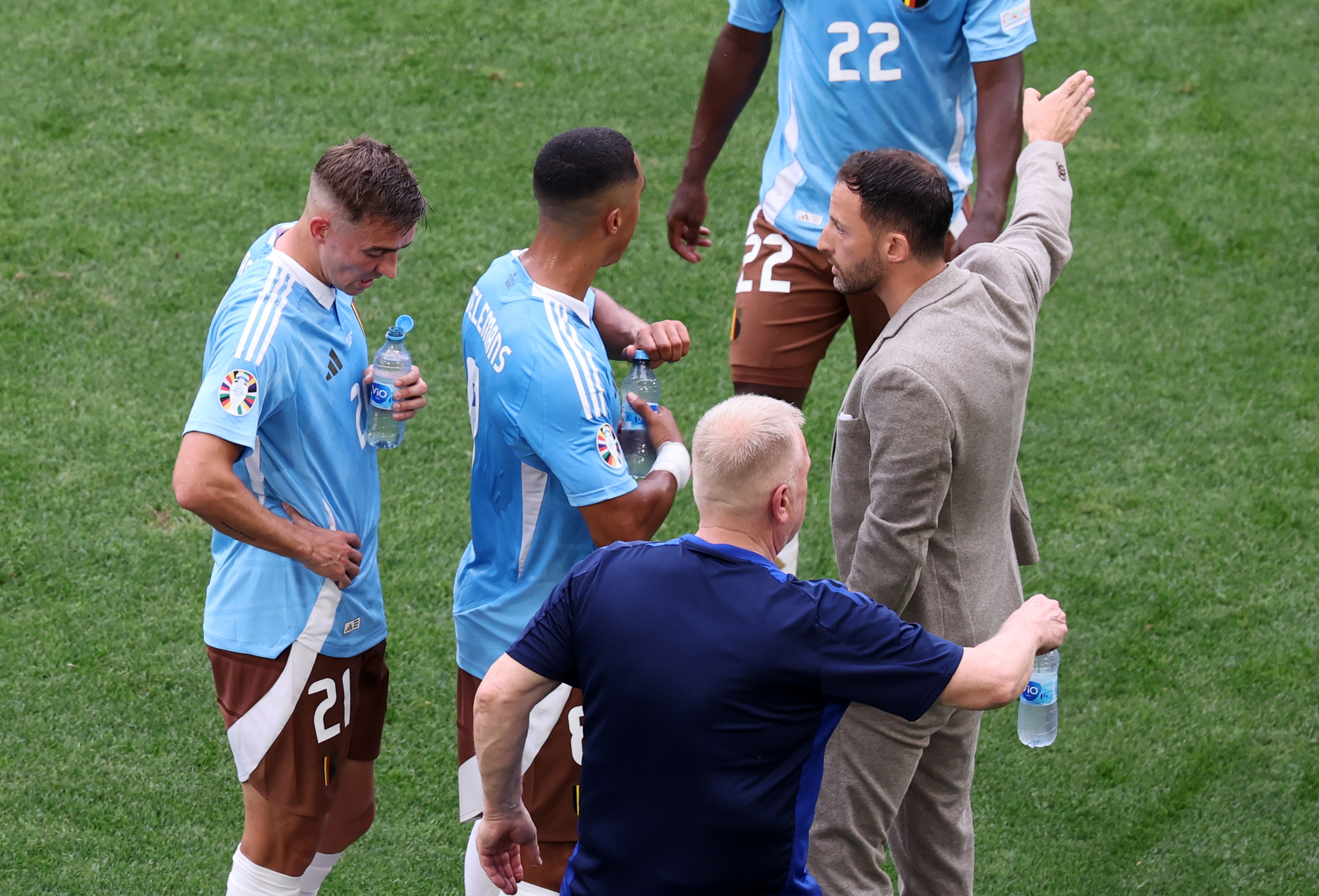 Stuttgart (Germany), 26/06/2024.- Belgium head coach Domenico Tedesco (R) instructs Youri Tielemans of Belgium (C) during a cooling break in the UEFA EURO 2024 Group E soccer match between Ukraine and Belgium, in Stuttgart, Germany, 26 June 2024. (Bélgica, Alemania, Ucrania) EFE/EPA/MOHAMED MESSARA