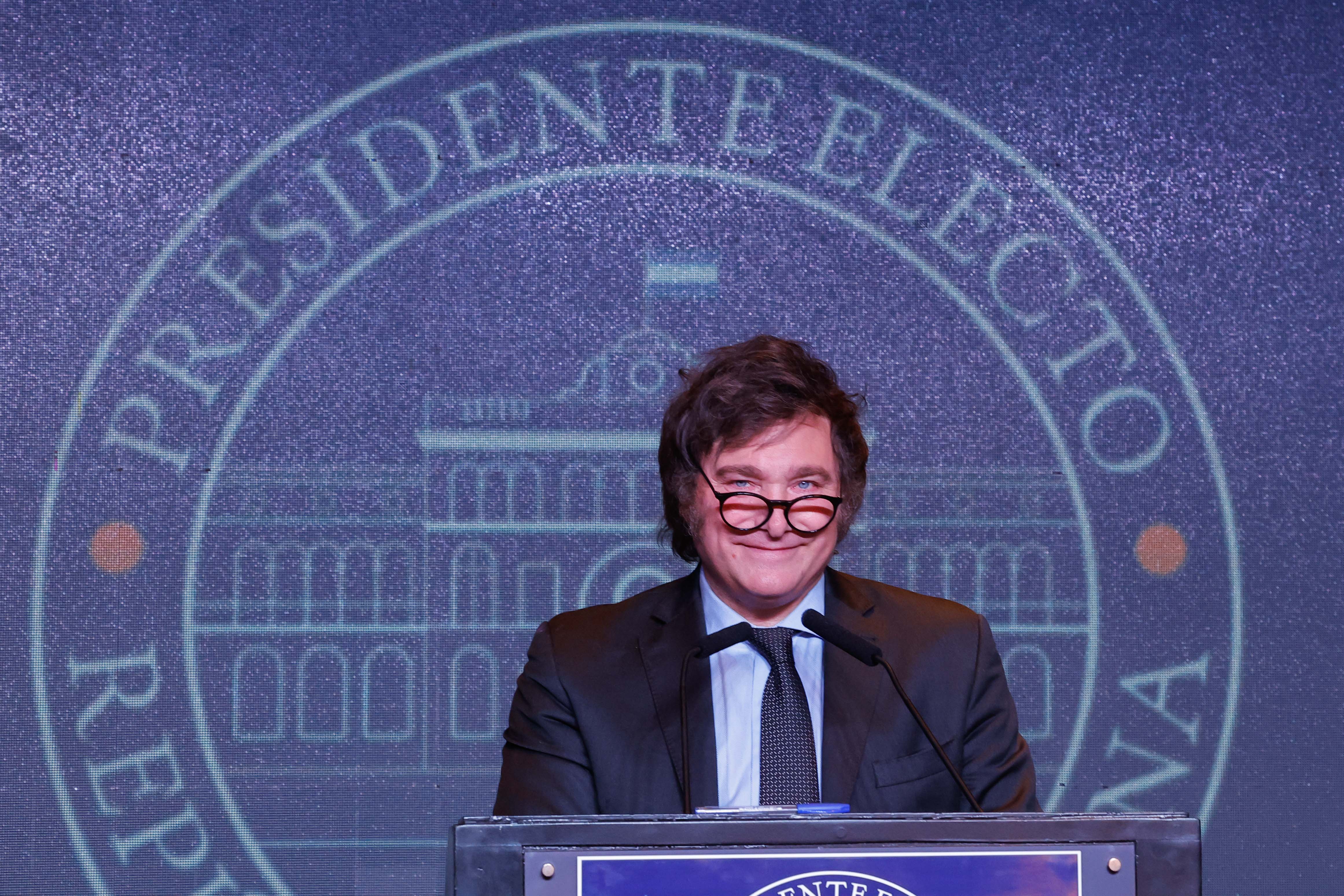AME8259. BUENOS AIRES (ARGENTINA), 19/11/2023.- El presidente electo de Argentina, Javier Milei, ofrece un discurso en el "búnker" electoral tras conocer los resultados que le dieron como ganador del balotaje, hoy, en Buenos Aires (Argentina). Milei advirtió este domingo que "no hay lugar para la tibieza" o "las medias tintas" en referencia a las reformas estructurales que propone para Argentina. Milei derrotó este domingo al oficialista Sergio Massa, y será el próximo presidente de Argentina a partir del próximo 10 de diciembre. EFE/ Juan Ignacio Roncoroni