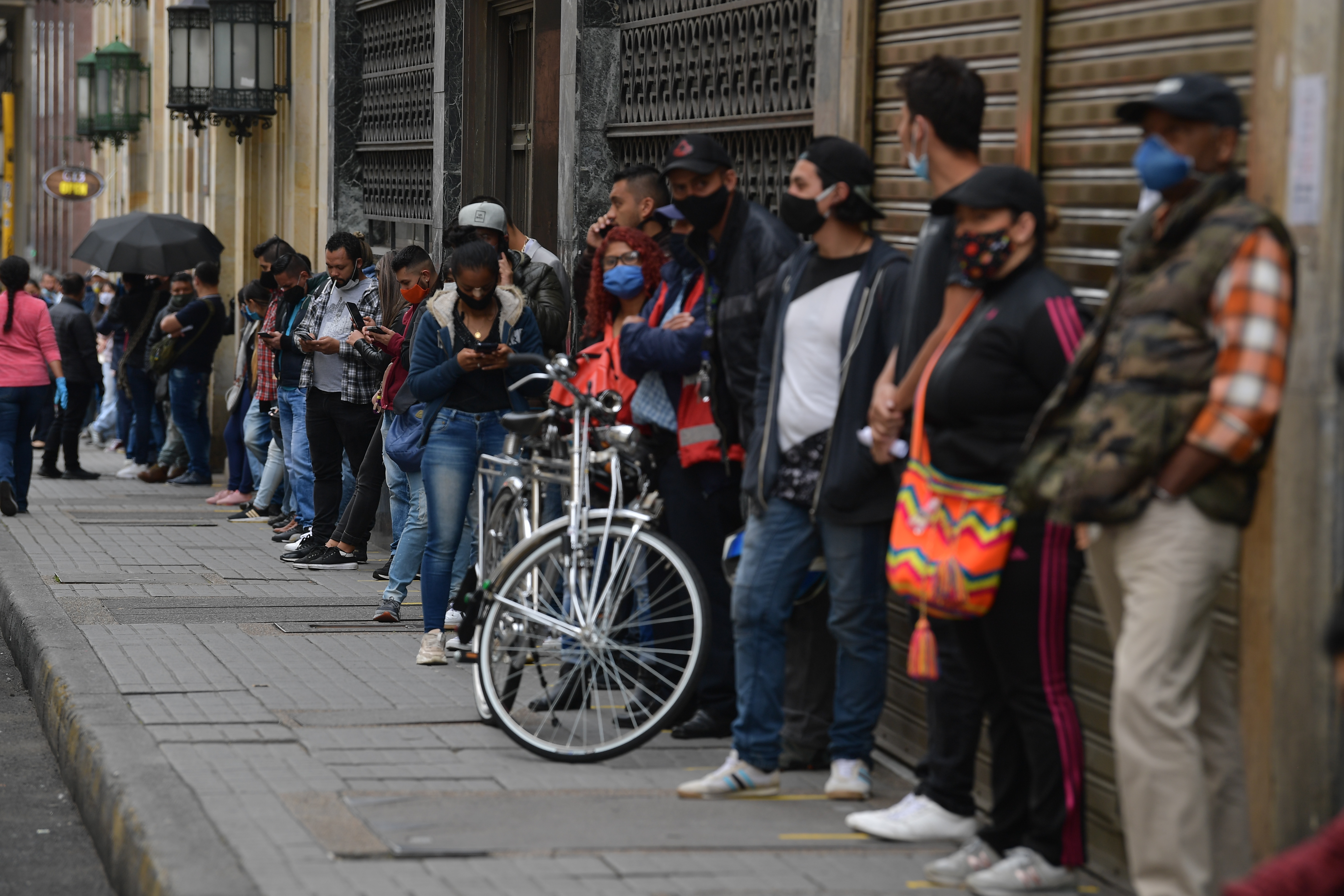 Personas caminando por el centro de Bogotá durante la cuarentena generada por la pandemia del Covid-19.