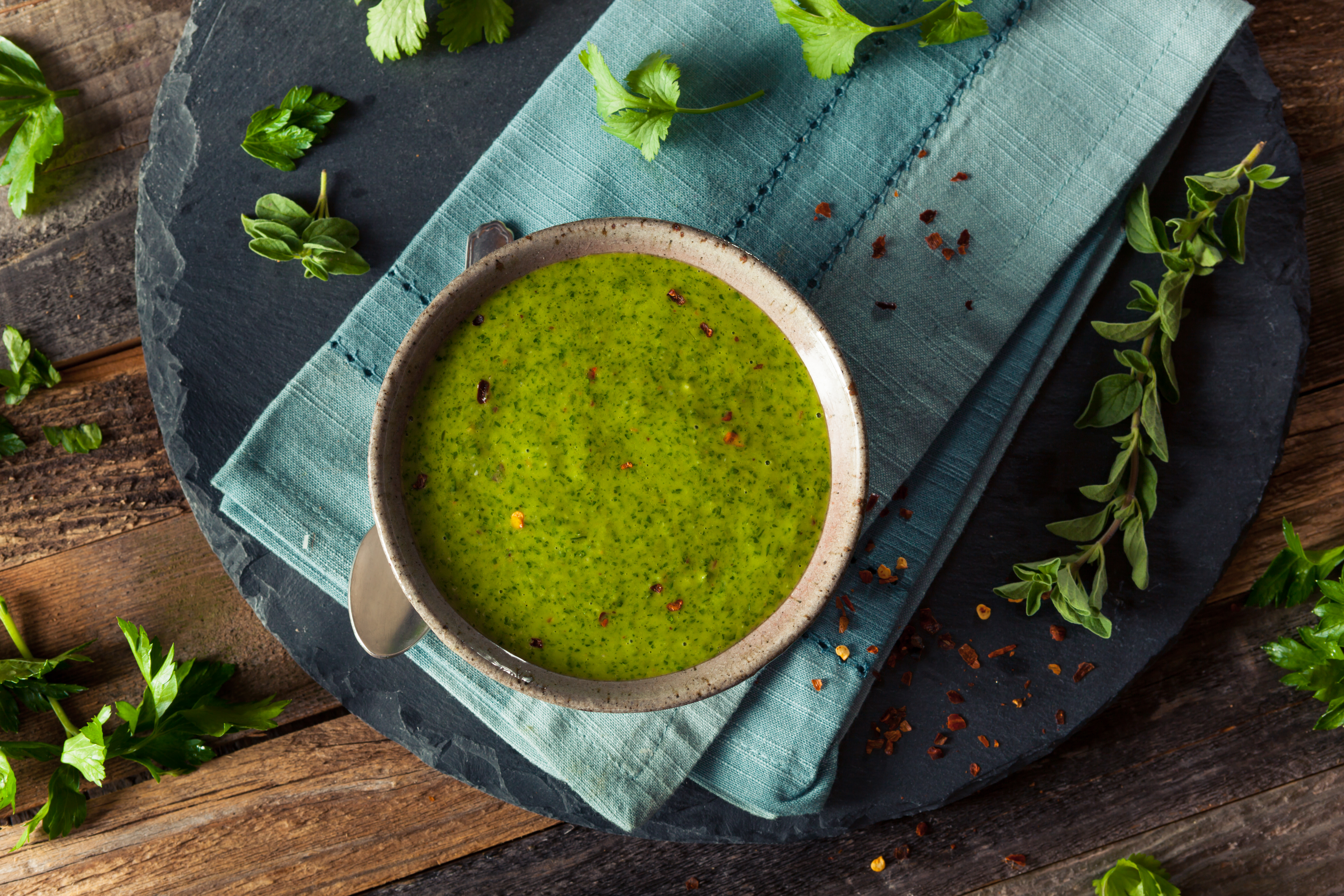 En tan solo diez minutos prepara un exquisito chimichurri casero