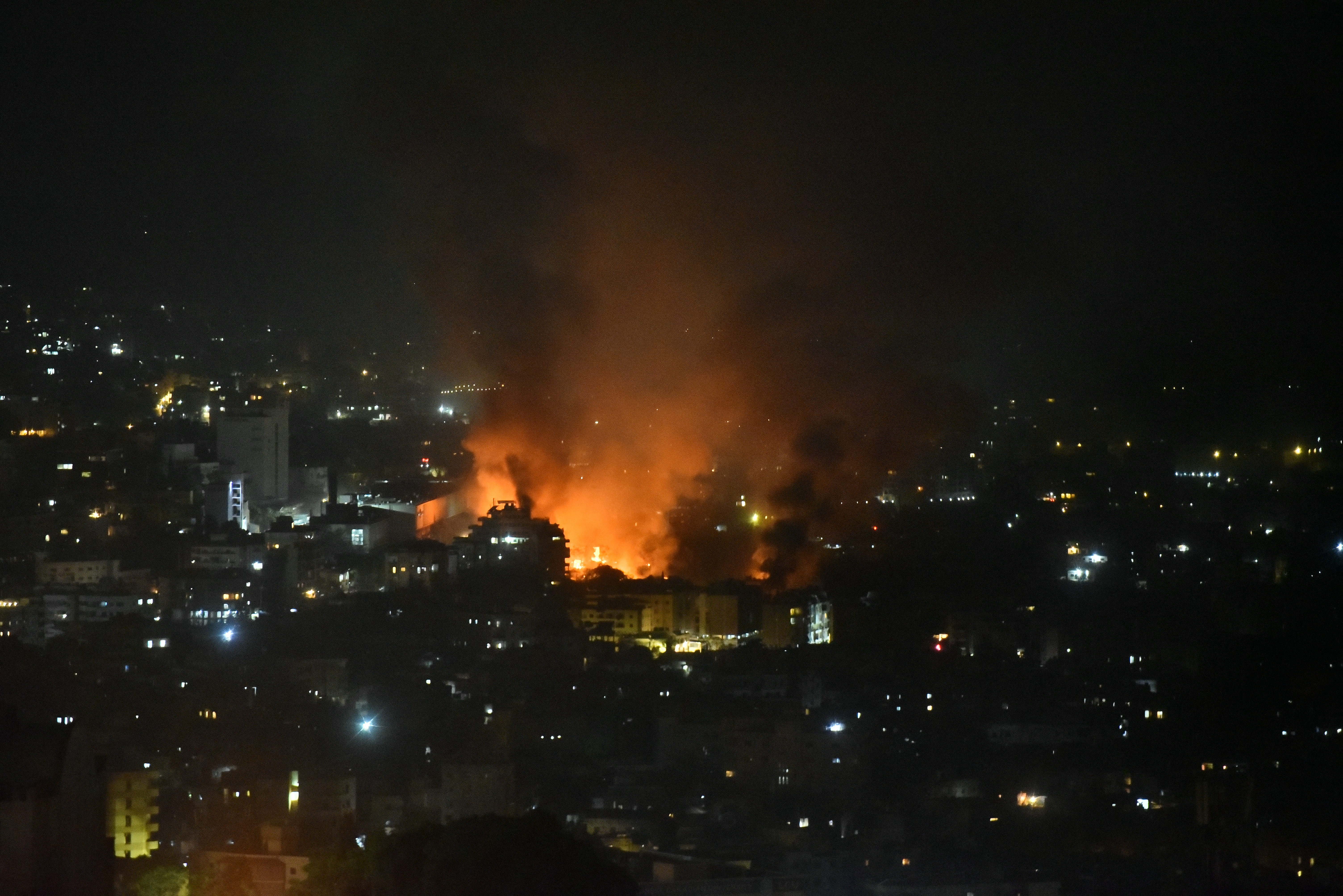 Israel dice que dio de baja a varios comandantes de Hezbolá y atacó sus almacenes