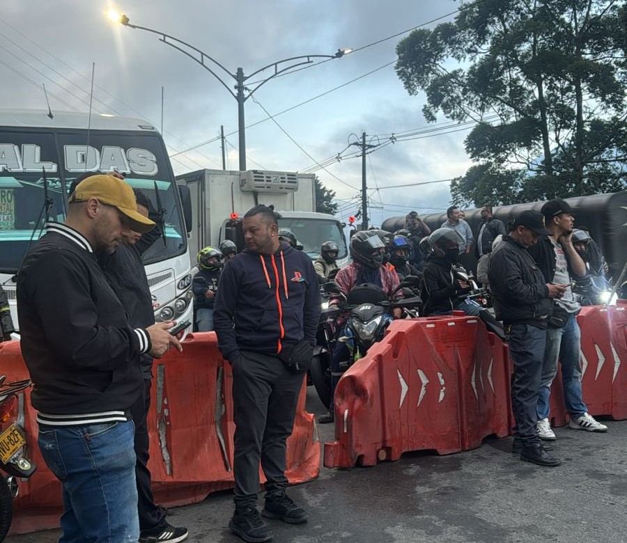 Protestas en variante Caldas y vieja vía tienen bloqueado el acceso a Medellín