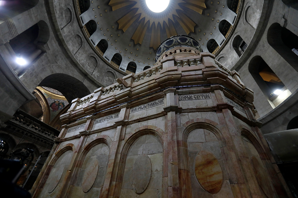 Tumba de Jesucristo luce en la Iglesia del Santo Sepulcro tras restauración