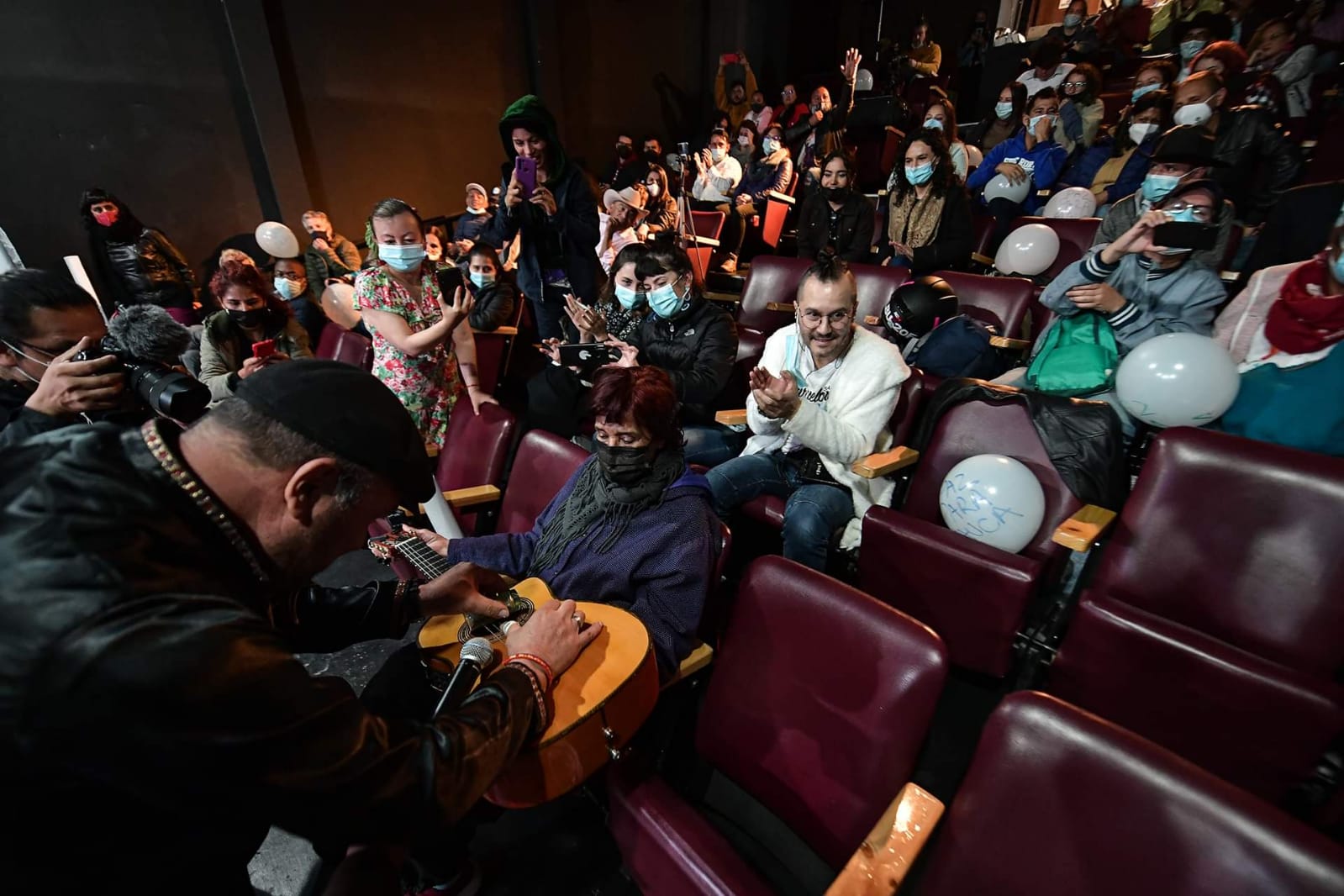 Uno de los integrantes del Trío Muñoz, que invitó a la dramaturga Patricia Ariza a participar de su participación en la que cantó canciones como "Esperanza", de Nelson Ibarra.
