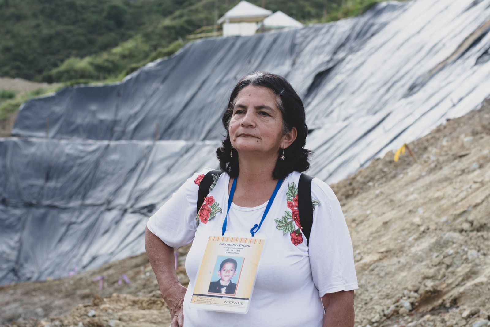 Rubiela Triana, buscadora de su hijo Diego Juan Cartagena, quien tenía 13 años la última vez que fue visto, el 20 de abril de 2003. Desde el 27 de julio de 2024, cuando inició la excavación en la montaña, ha ido cada semana a esperar con calma algún hallazgo.