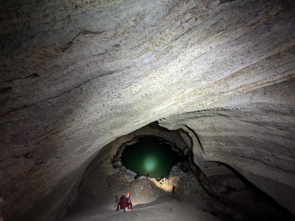 Descenso al lago en la cueva Breshë.