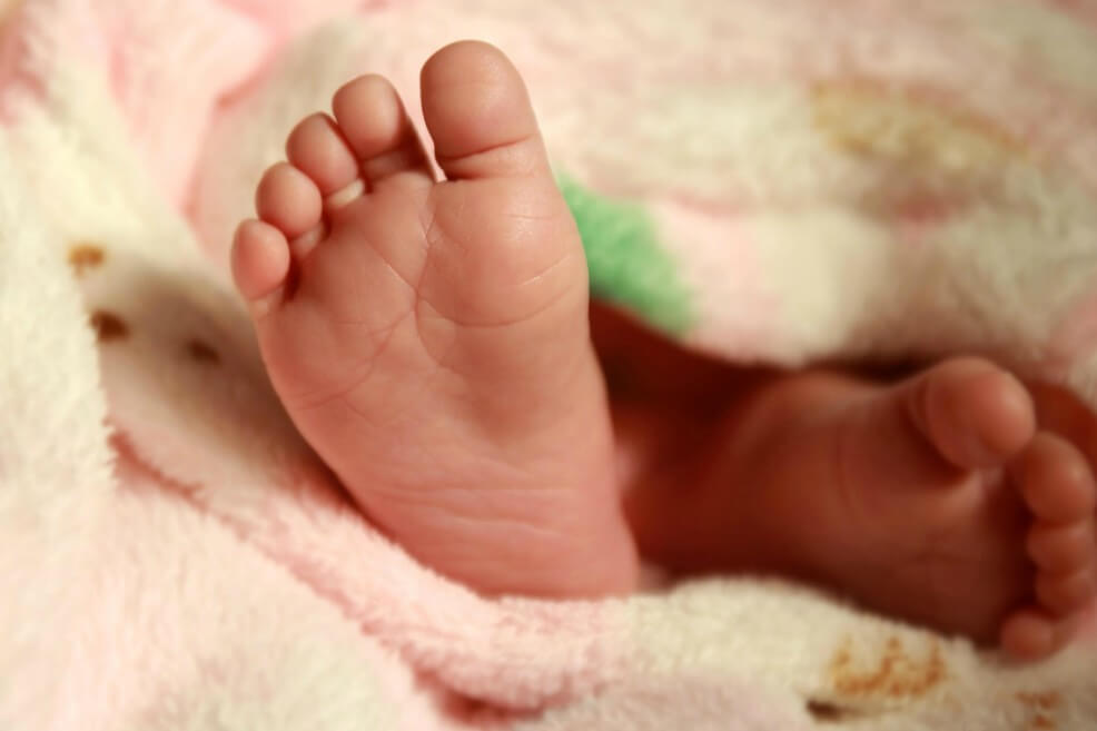 Una médica de 67 años da a luz en China tras quedar embarazada de forma natural