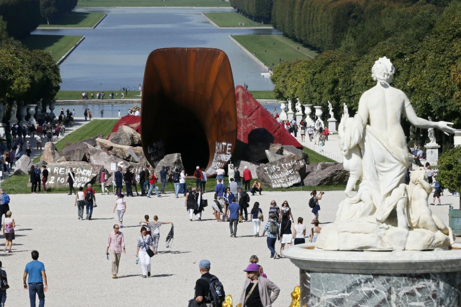 Justicia francesa obliga a cubrir los grafitis antisemitas de la escultura de Kapoor