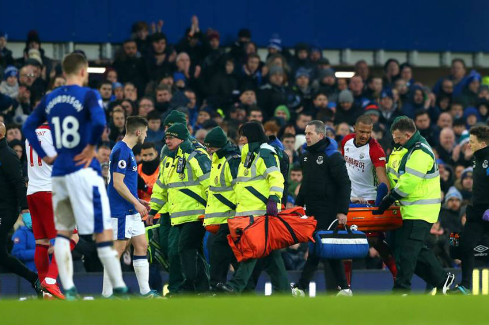 Impactante lesión de un jugador del Everton en Inglaterra