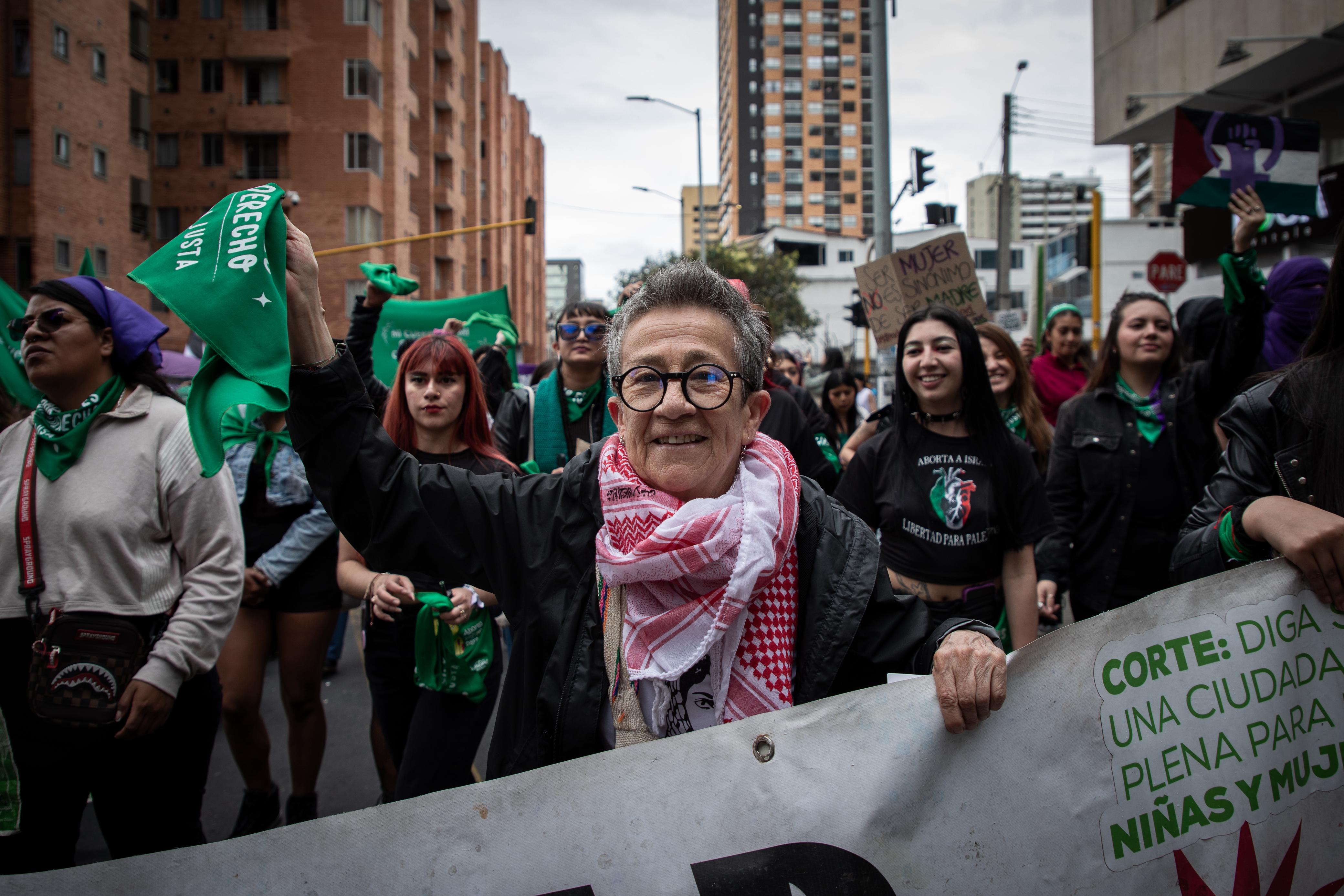 La Corte Constitucional ha sido clave en la defensa de la sentencia, pero hay desafíos para que se cumpla. La criminalización del aborto persiste y muchos procesos judiciales siguen abiertos.