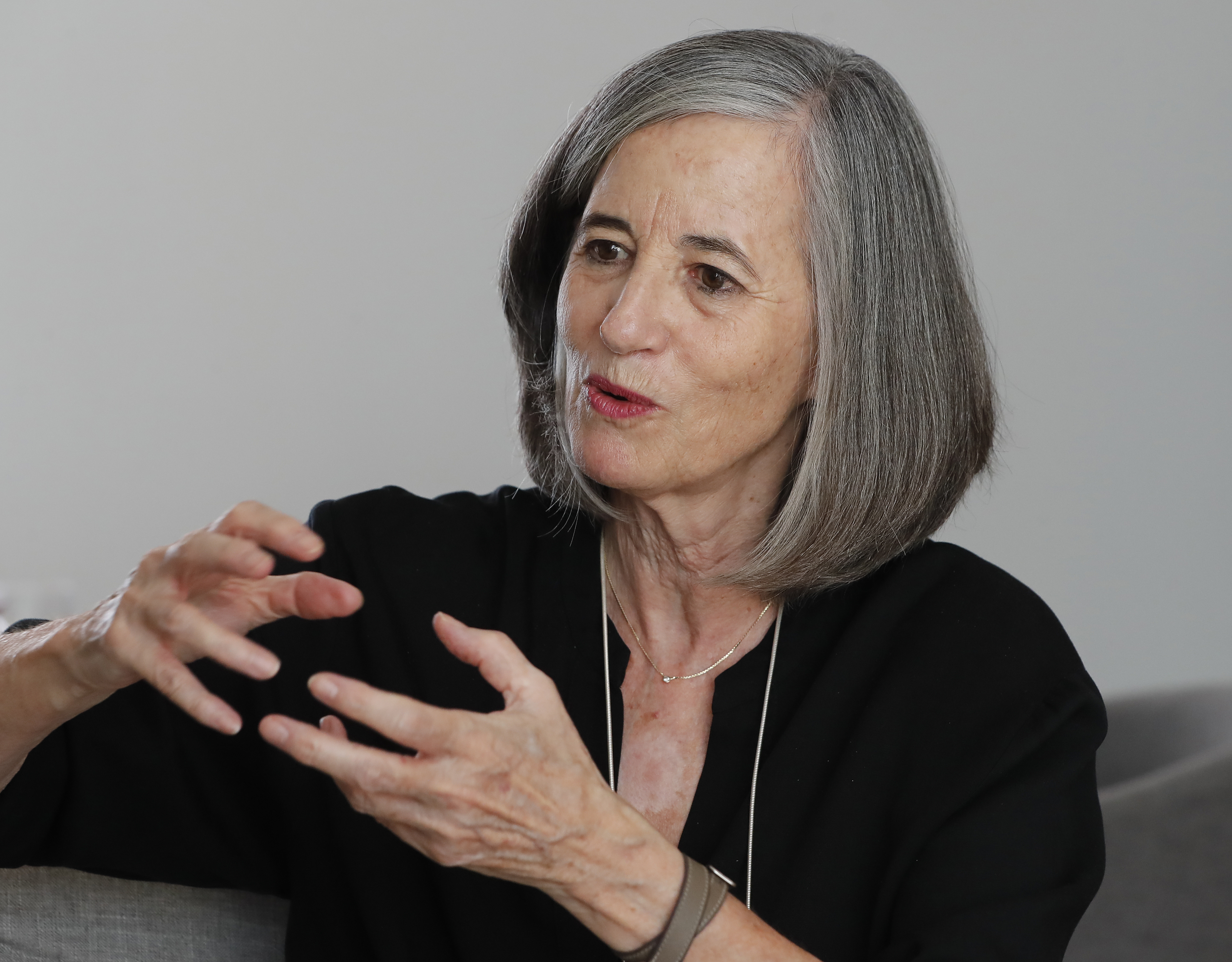 Mónica Lavín: “Me interesa indagar en la fragilidad de las personas”