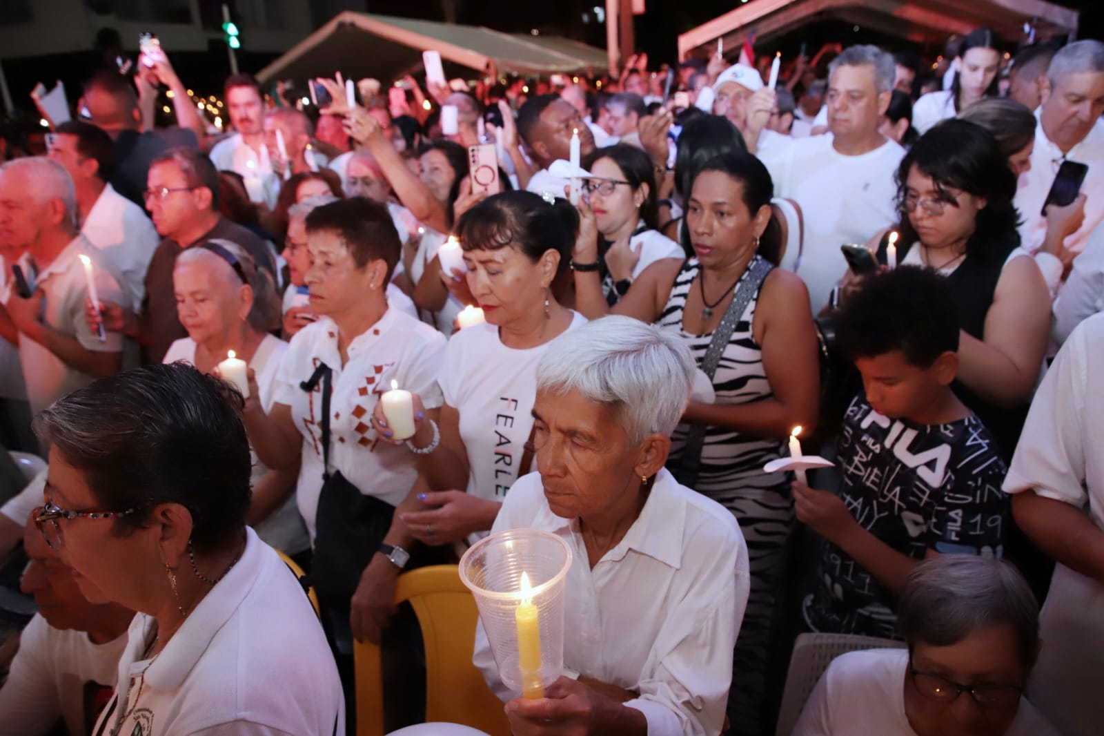 En honor a las víctimas del atentado, Cali realizó una velatón por la paz