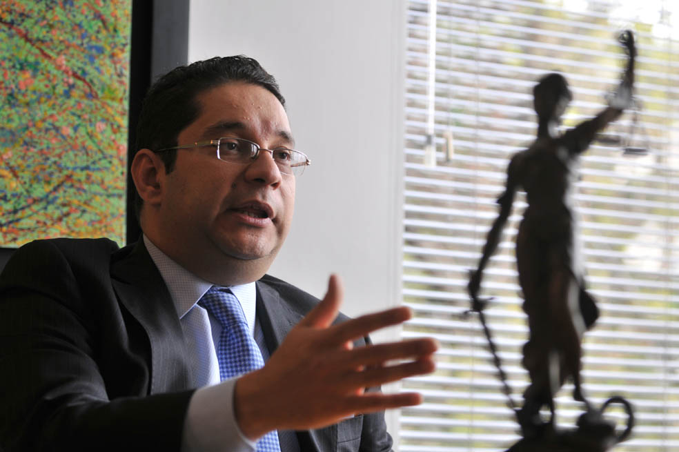El primer abogado colombiano que defiende en la CPI