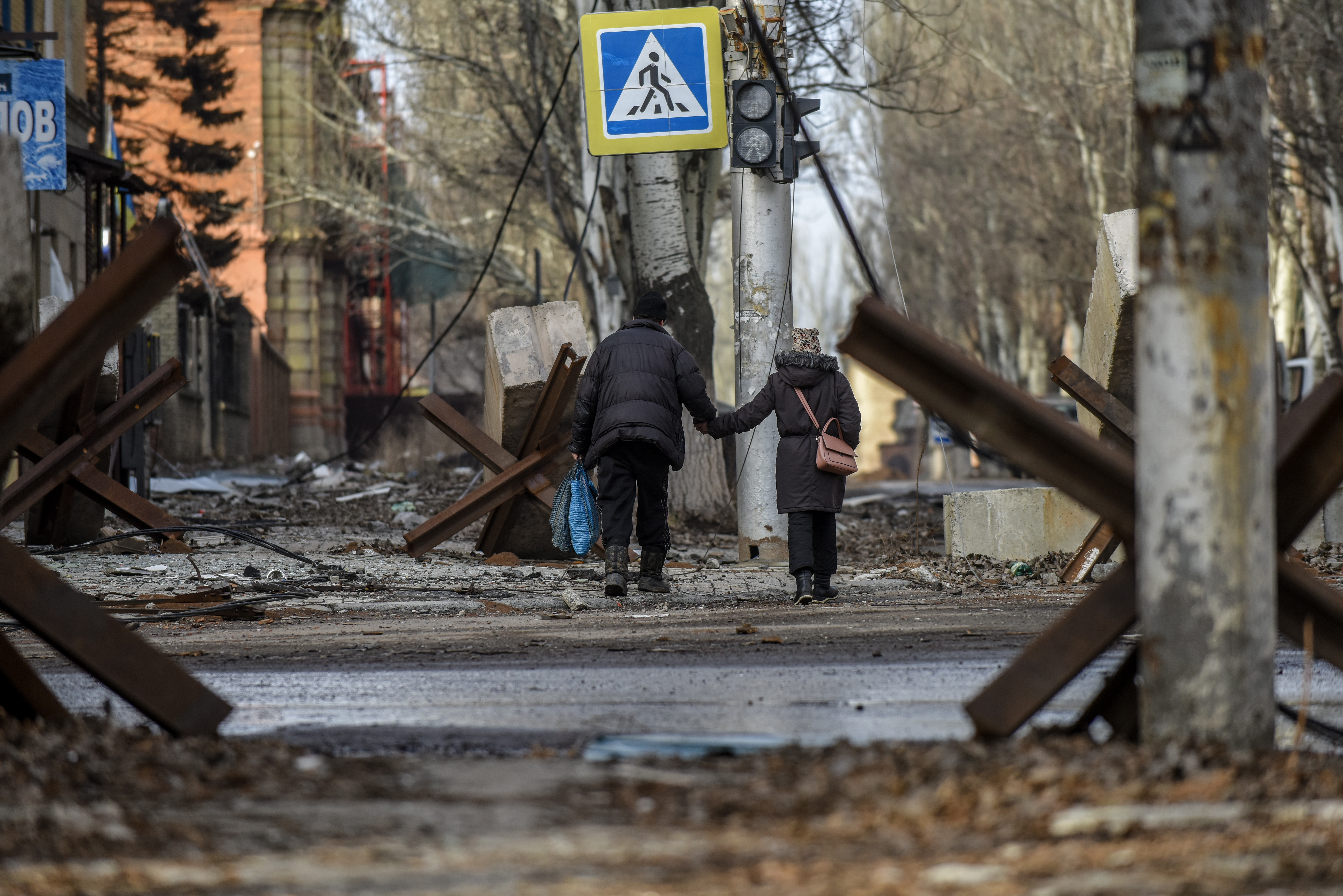 Bakhmut (Ukraine), 20/01/2023.- People walk on the streets of Bakhmut town, Donetsk region, eastern Ukraine, 20 January 2023. Ukrainian authorities are urging residents to evacuate from the frontline territories, though some 8,000 have chosen to stay in their homes. There is no working infrastructure left - no electricity, heating, water, or gas. Also, the risk to be injured or killed by Russian shelling remains high, so people mostly spend their time in shelters or basements. (Rusia, Ucrania) EFE/EPA/OLEG PETRASYUK